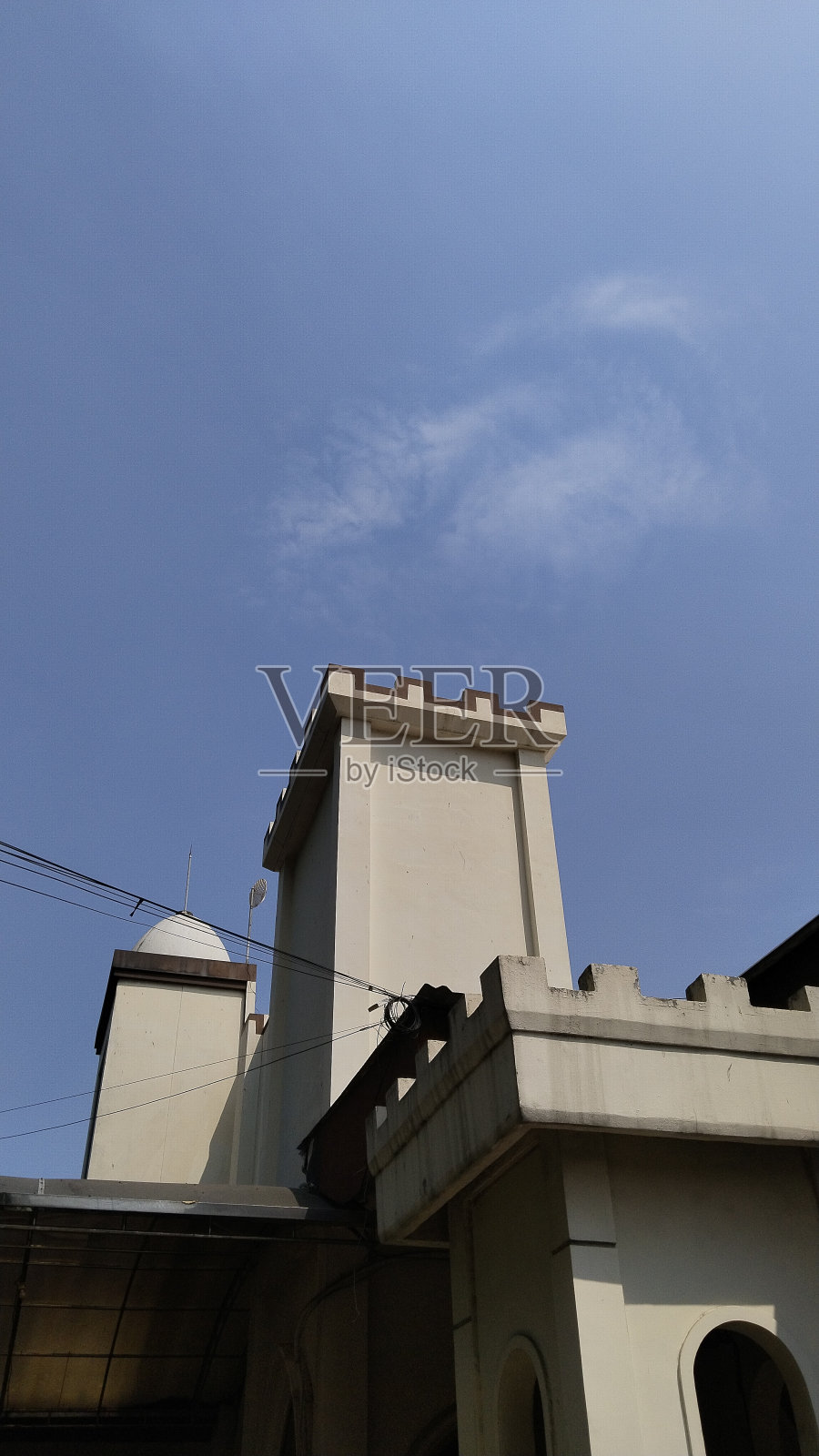 教堂的顶端,像阳光明媚的日子里的高塔照片摄影图片