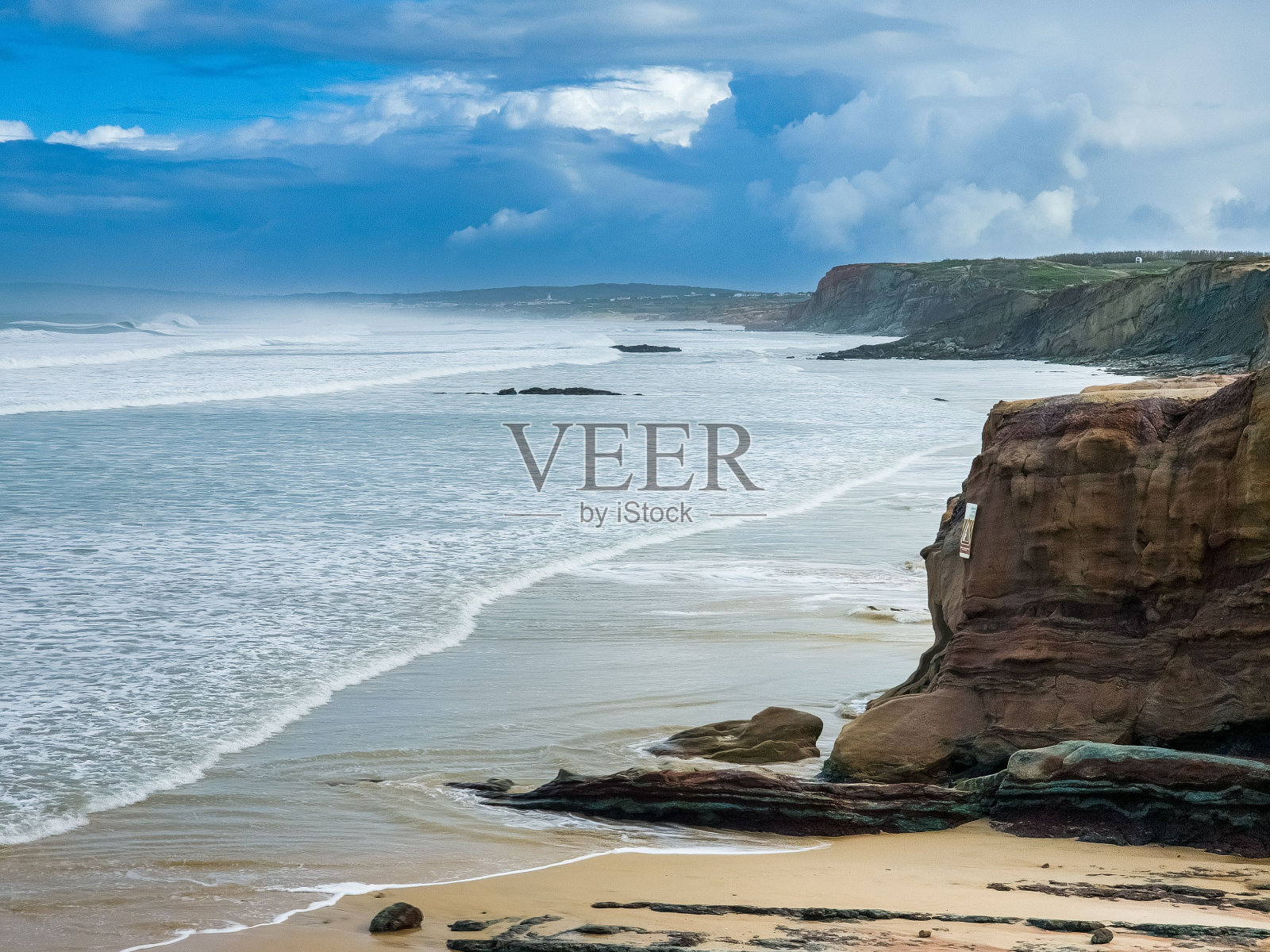 充满活力的海景,岩石海岸线被阳光照亮,海浪拍打着海岸照片摄影图片