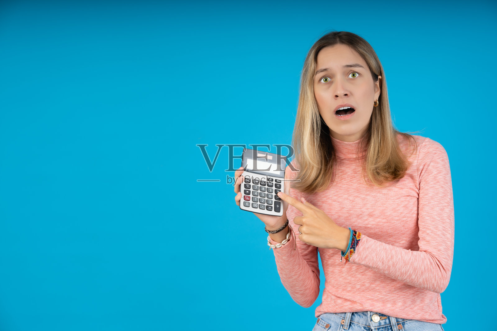 年轻女子手持计算器被抓照片摄影图片