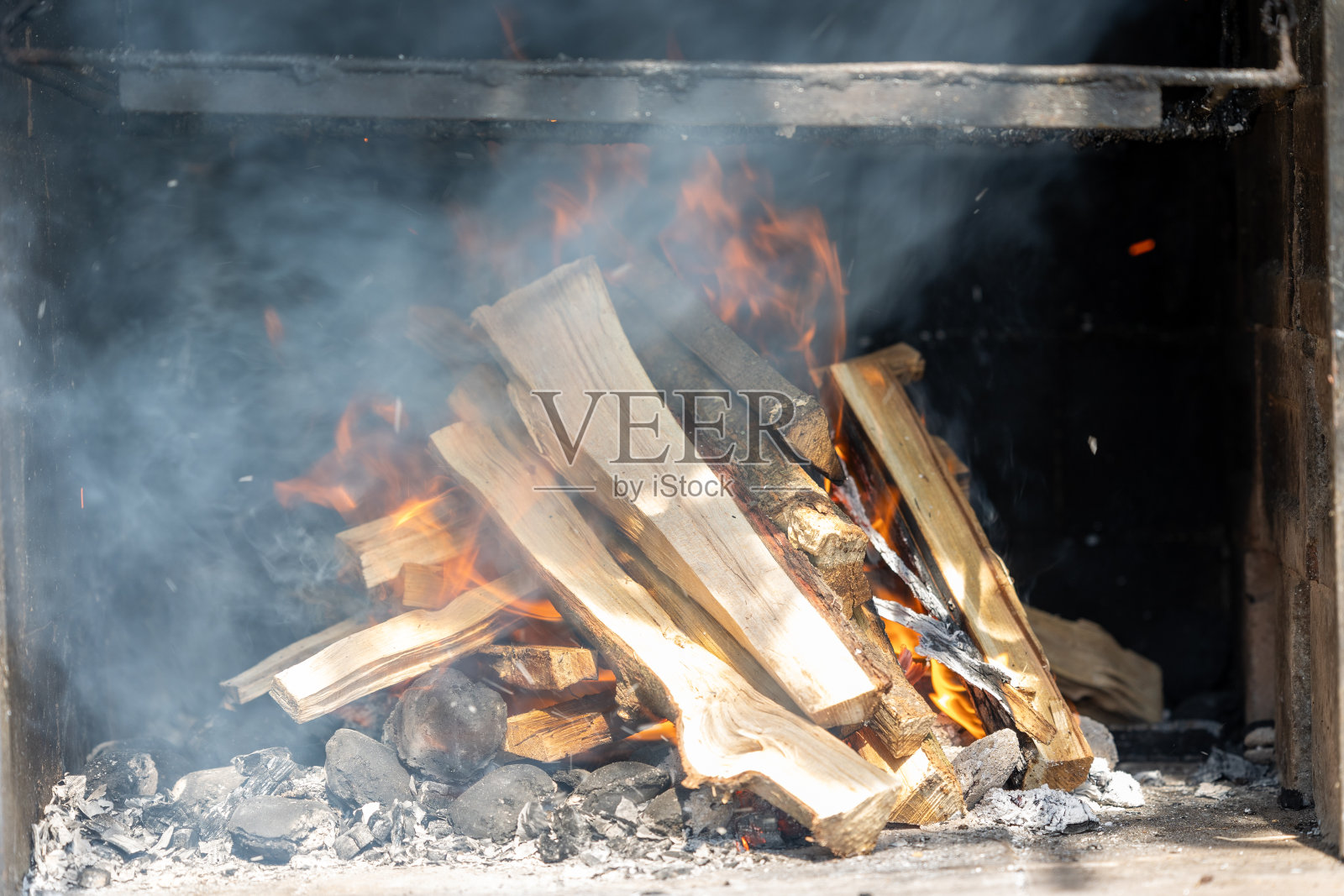 炙热的烧烤美食,令人垂涎的巴西烤肉和多汁的西班牙辣香肠照片摄影图片
