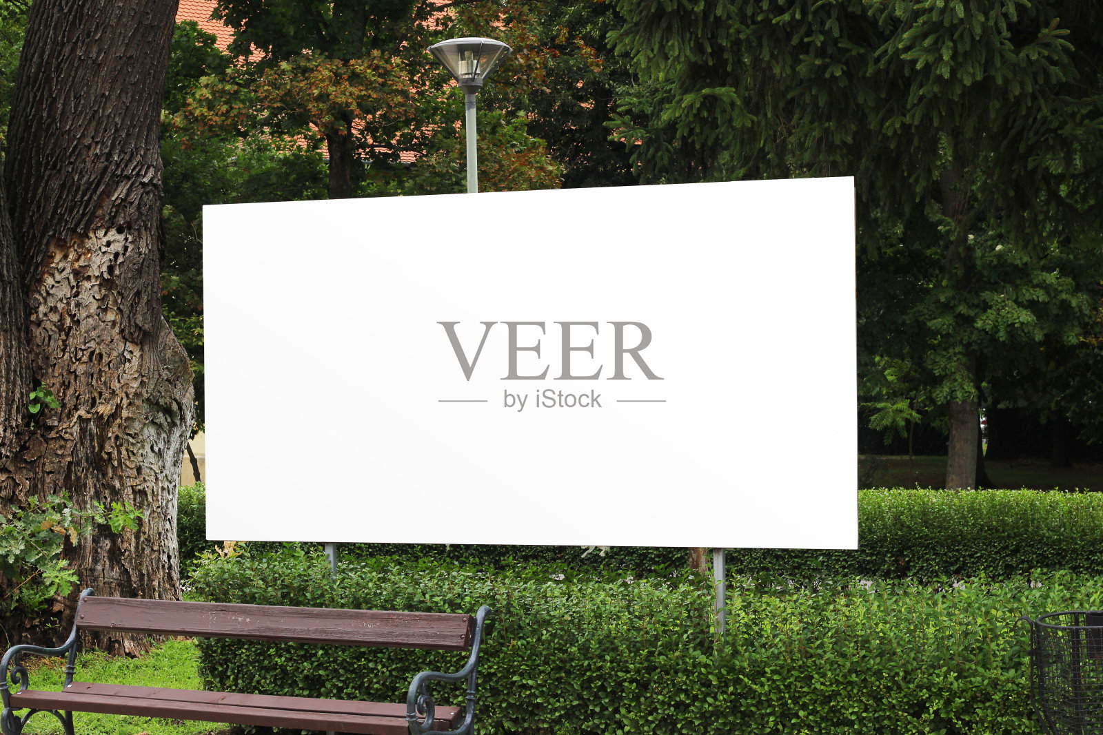 户外标牌模型在城市设置-空的白色广告牌定制照片摄影图片