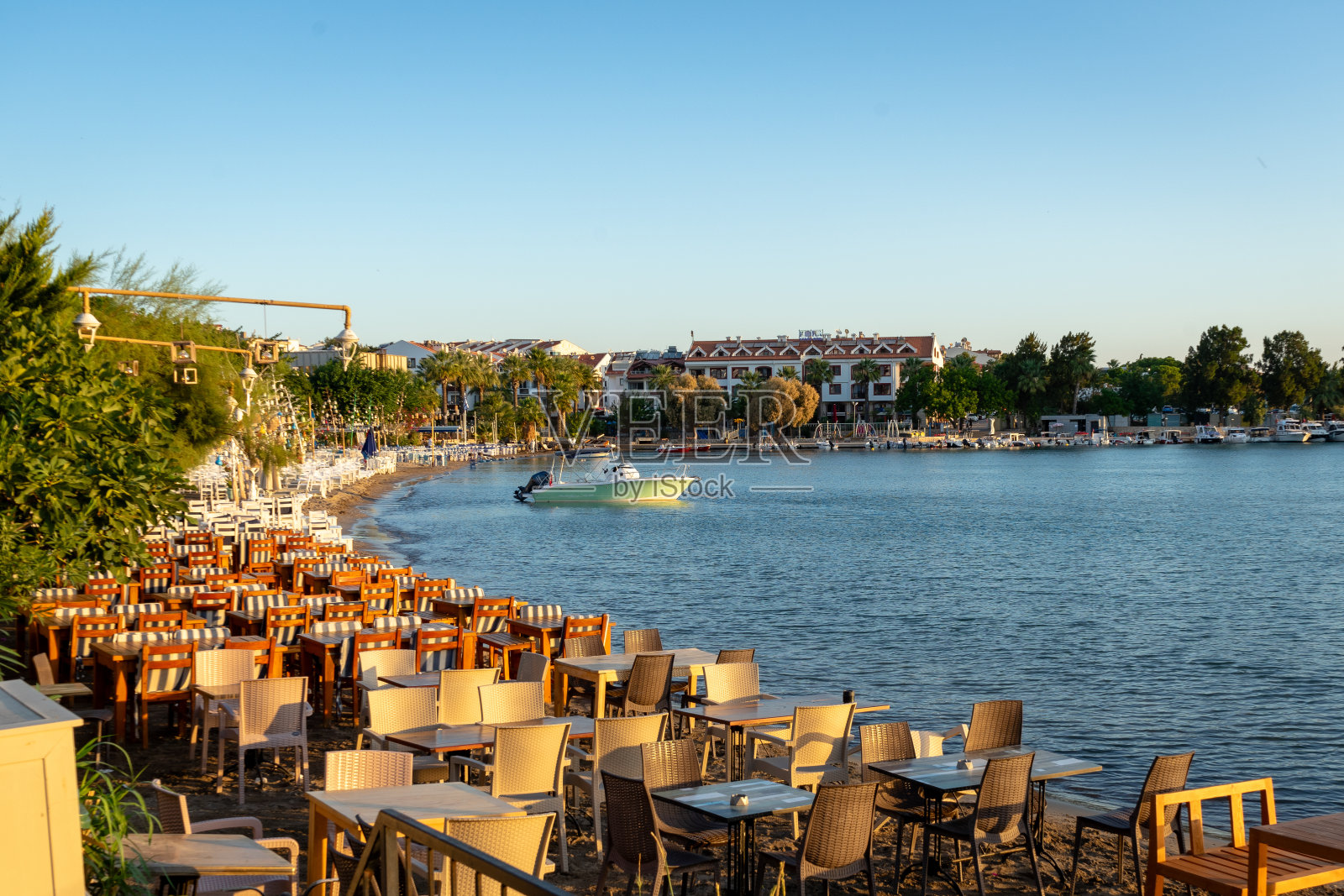 穆拉达特卡半岛岛市中心的海滨餐厅早晨的景色照片摄影图片