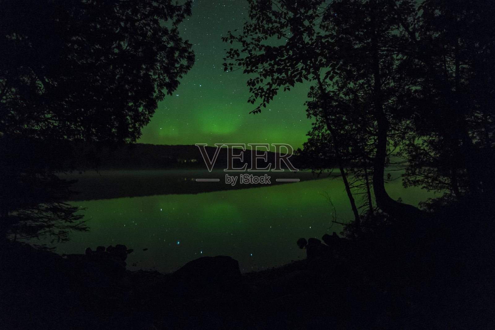 北极光照耀在美国明尼苏达州北部的驯鹿湖上照片摄影图片