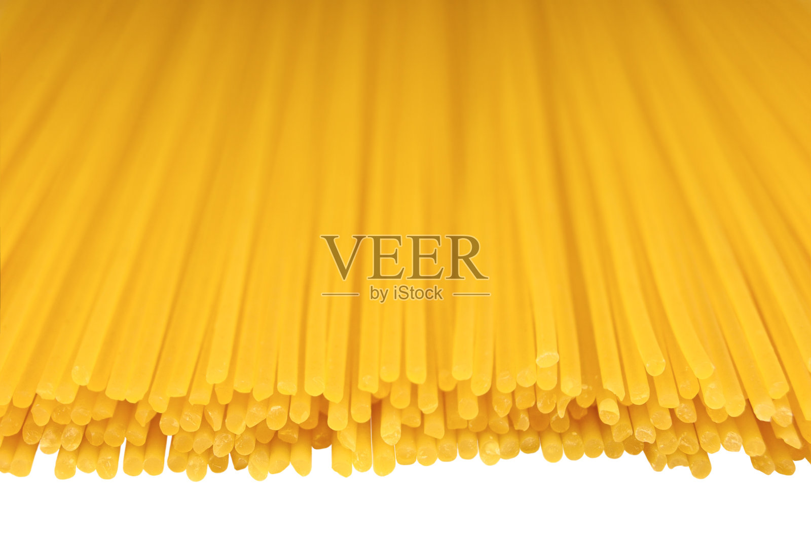 传统意大利面纵向图案,大细节横向隔离生干长生蛋意大利面微距特写,自然金黄质感,白色背景,柔和散景递减透视照片摄影图片