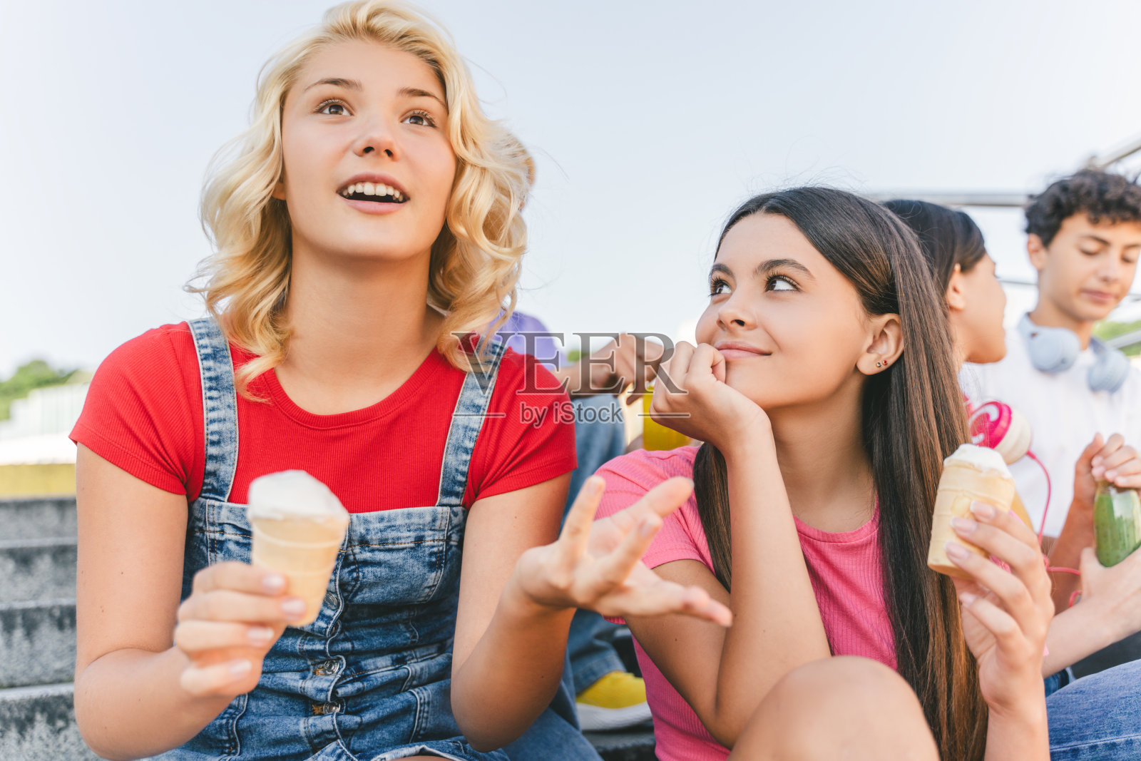 快乐时尚的男孩和女孩在户外交流,玩得开心。友谊,积极的生活方式照片摄影图片