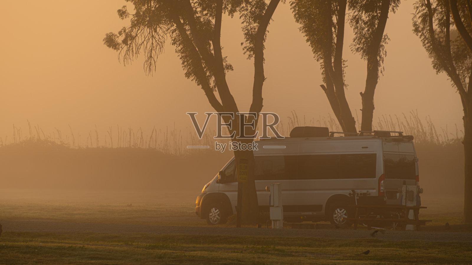 旭日初升,露营地照片摄影图片