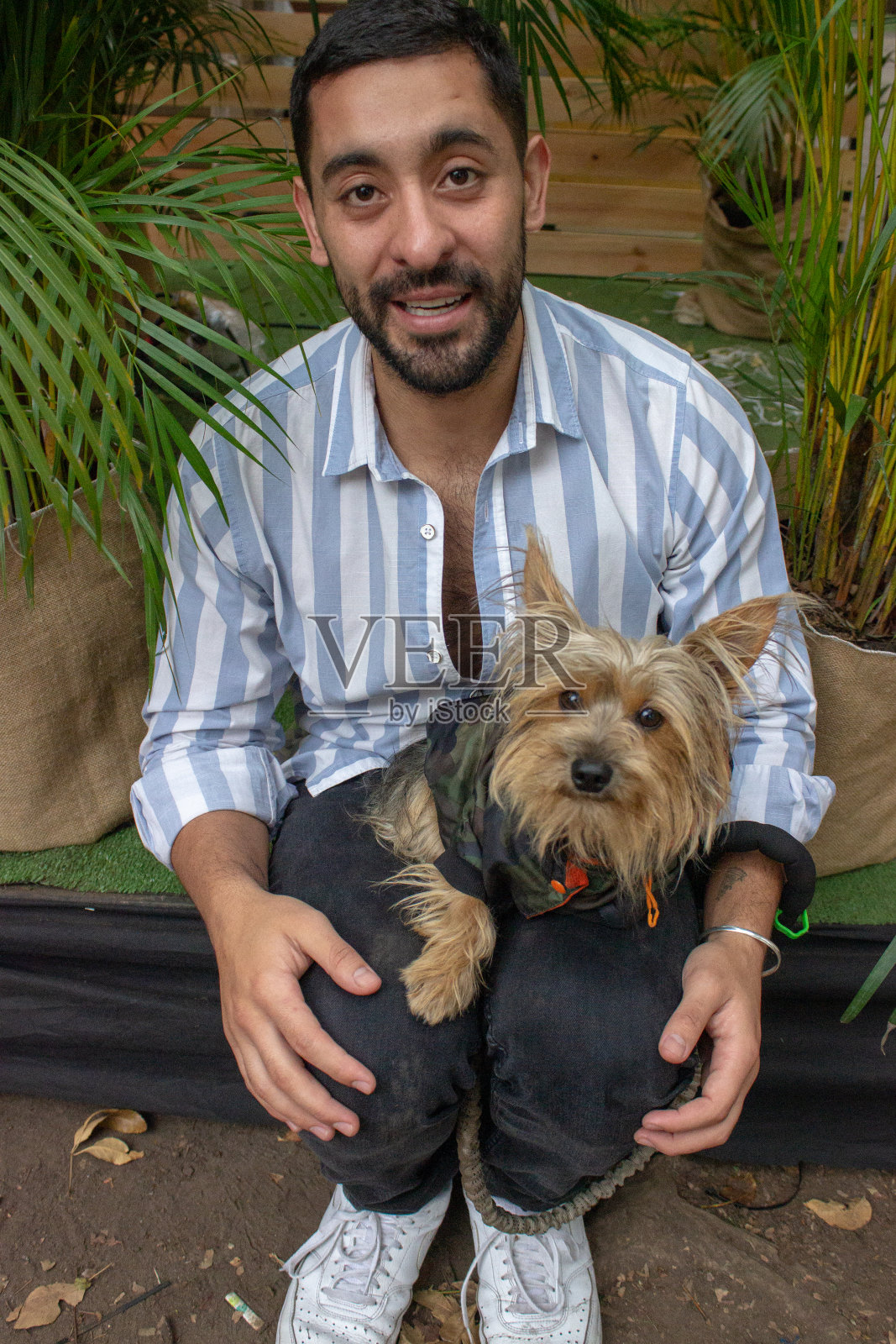 快乐的男人和一只小狗照片摄影图片