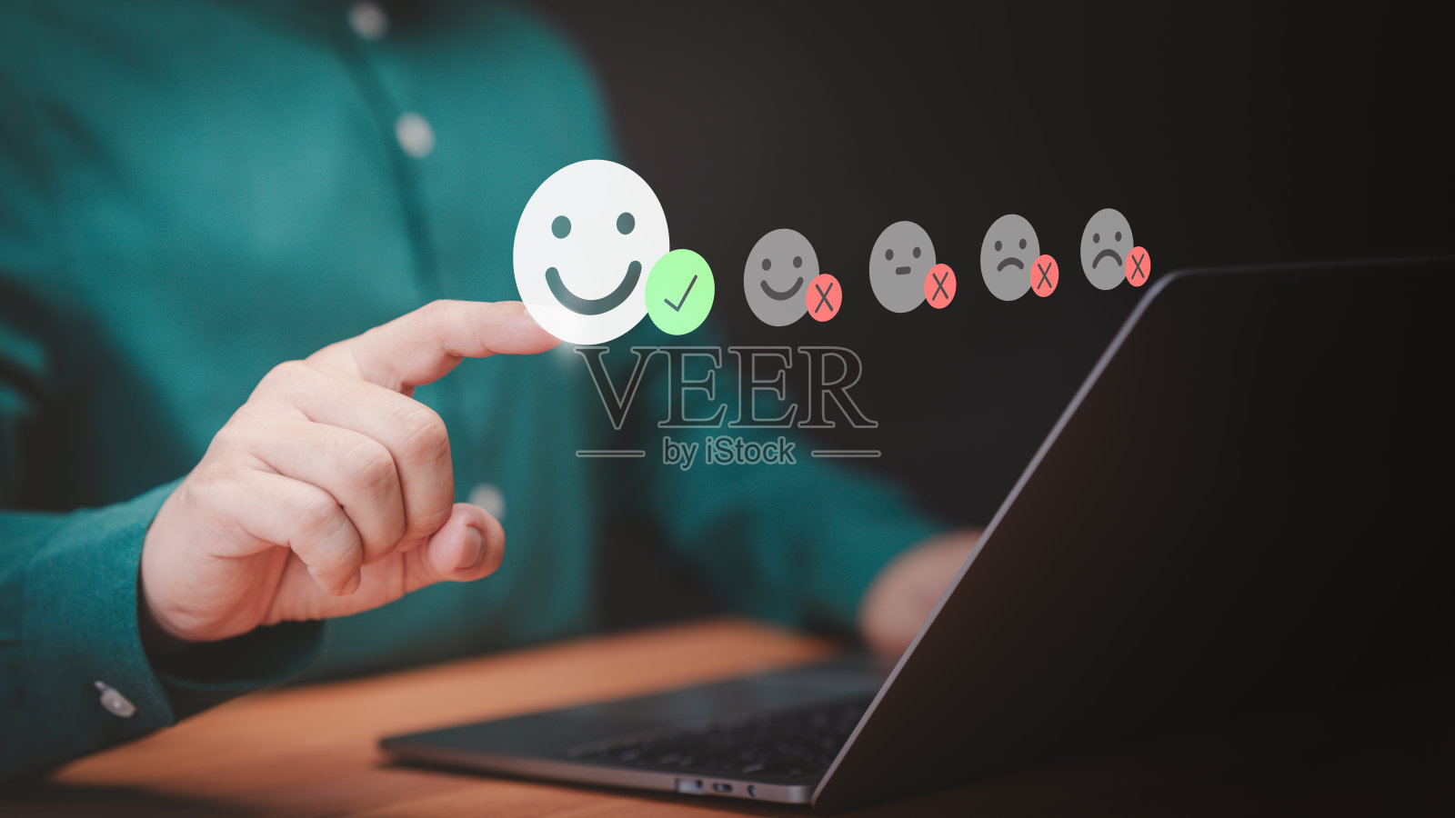 用户用手触摸虚拟屏幕上的笑脸图标,给出满意的意见和服务。客户满意度调查,评价反馈审核,服务体验评级在线申请。照片摄影图片