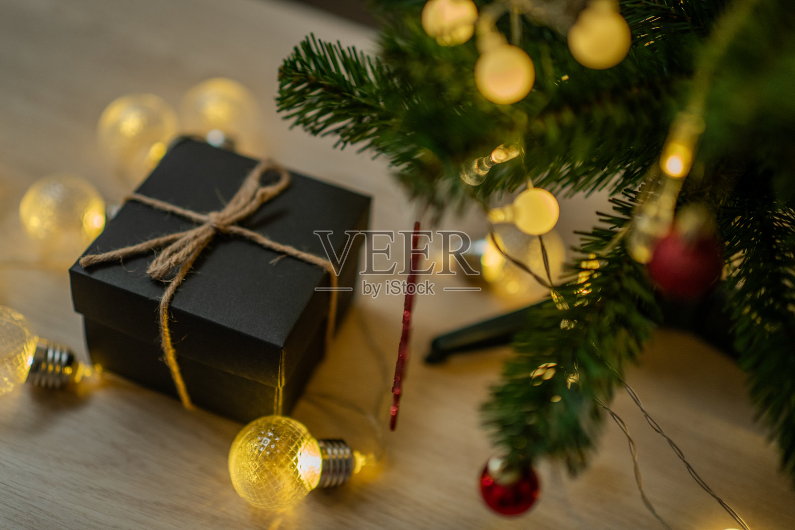 圣诞快乐,新年快乐,把圣诞树装饰在迷离的、闪闪发光的、童话般的背景上照片摄影图片