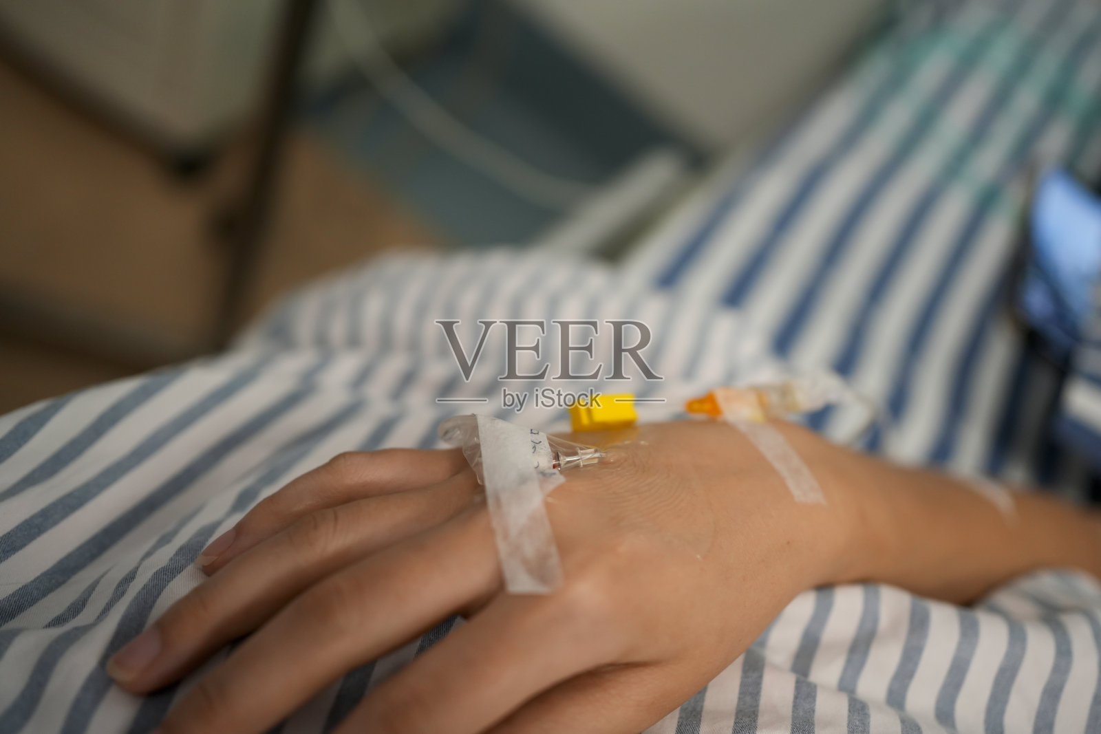 注射过程中的手照片摄影图片