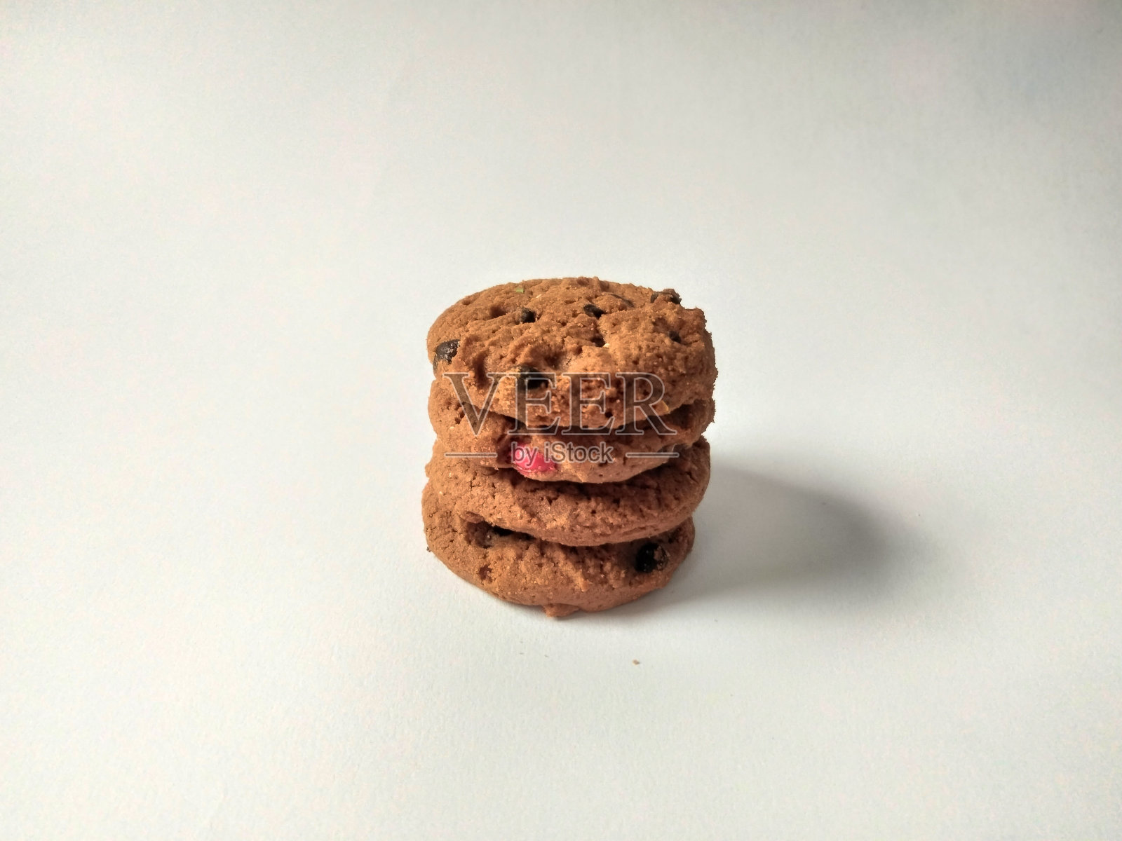 白色背景上的巧克力饼干照片摄影图片