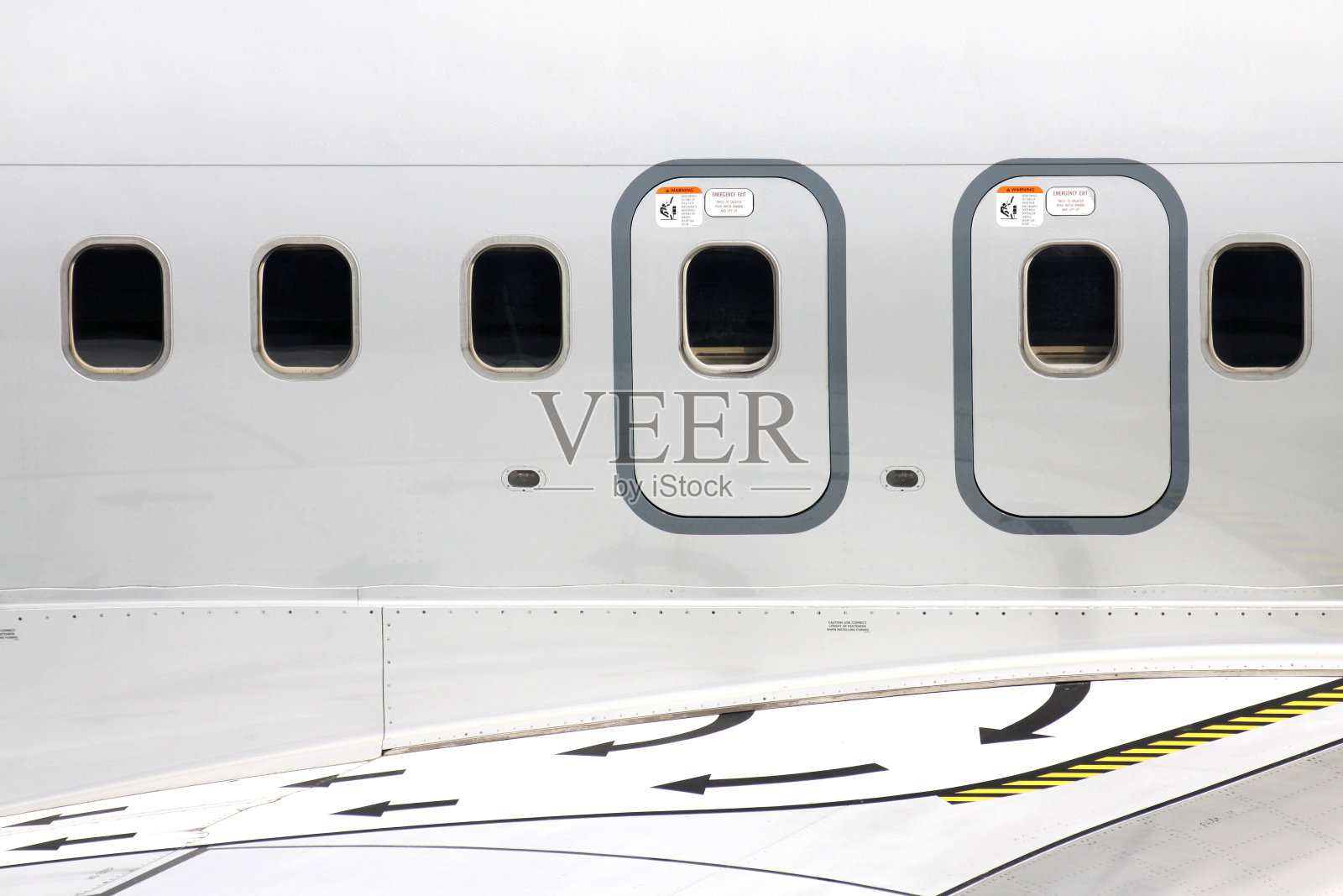 客机的机翼紧急出口照片摄影图片