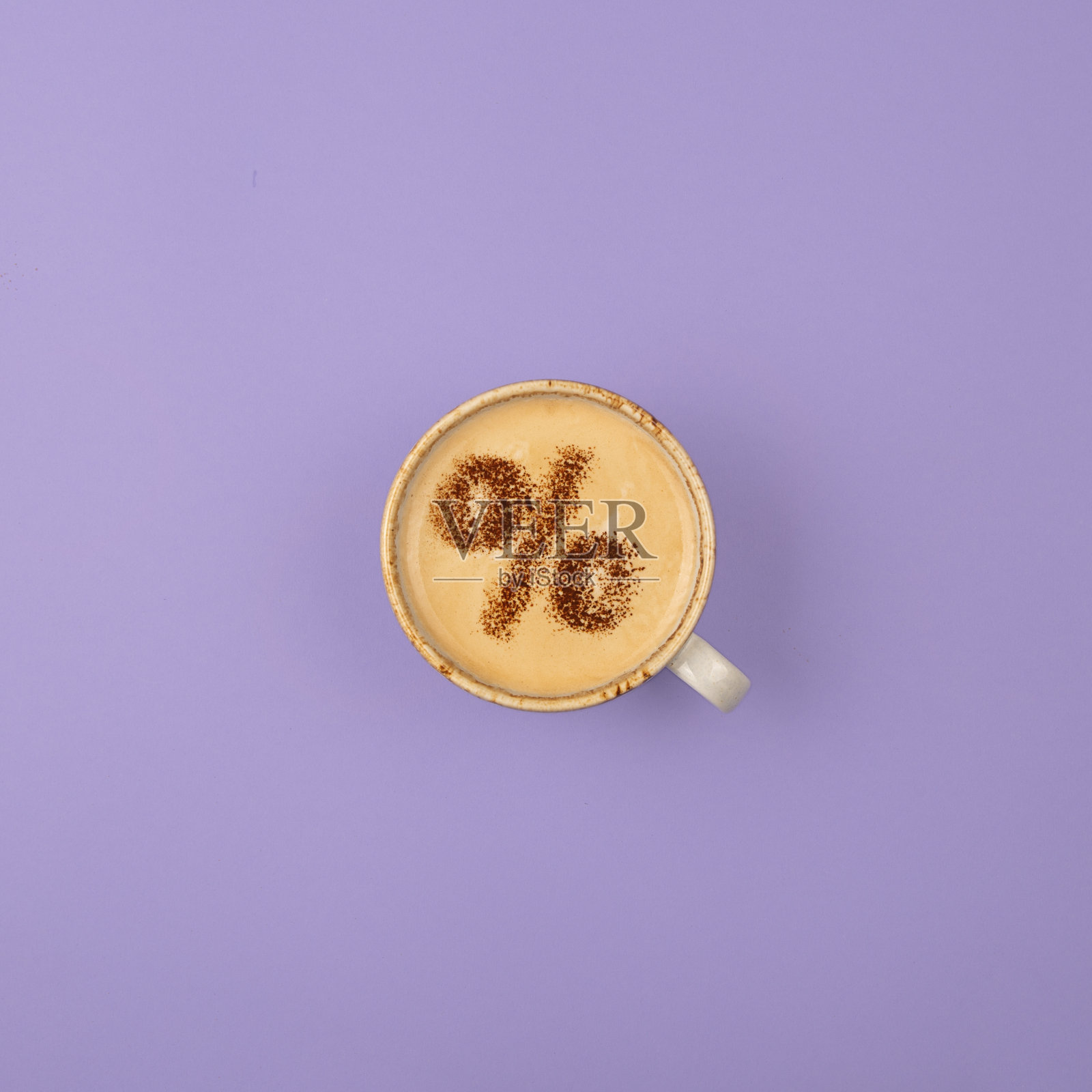 一杯咖啡上的百分比符号。折扣的概念。紫色的背景。照片摄影图片