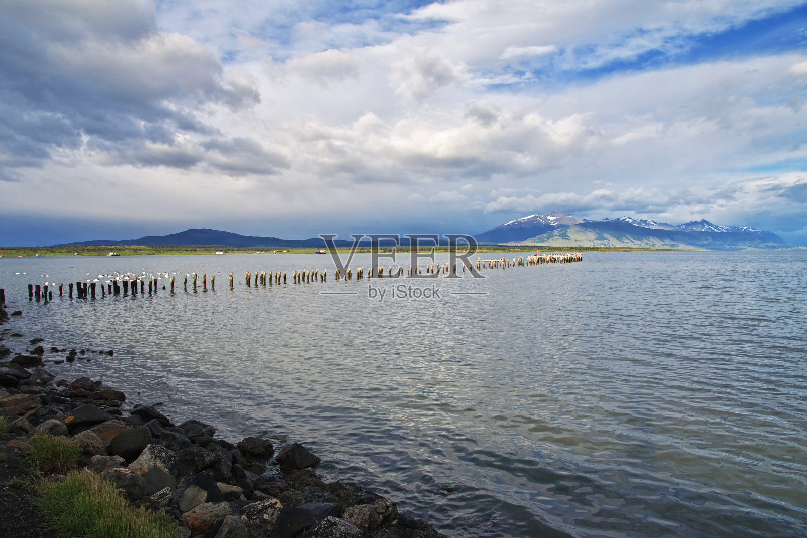 智利纳塔莱斯港的老码头照片摄影图片