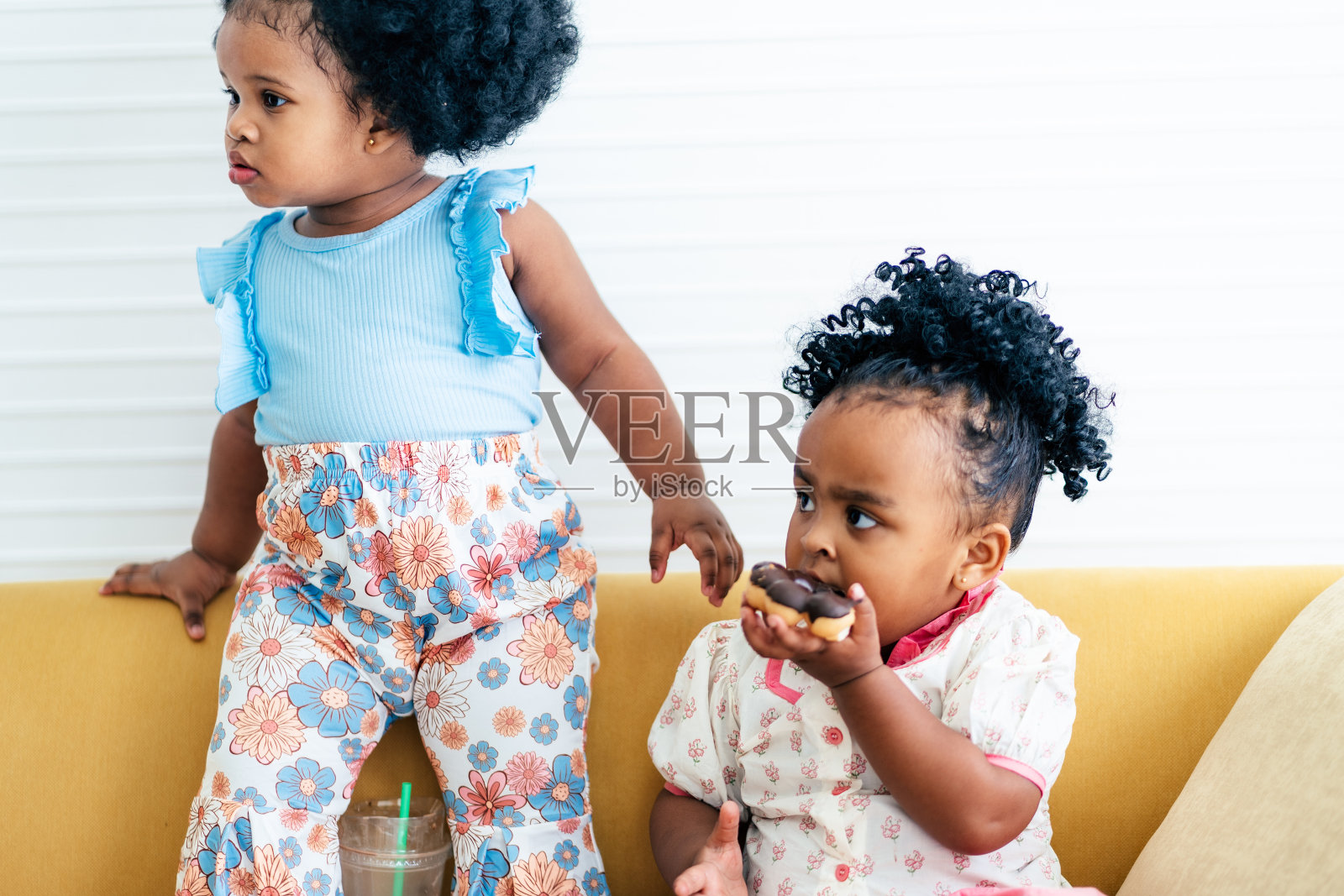 混血女婴吃甜甜圈照片摄影图片