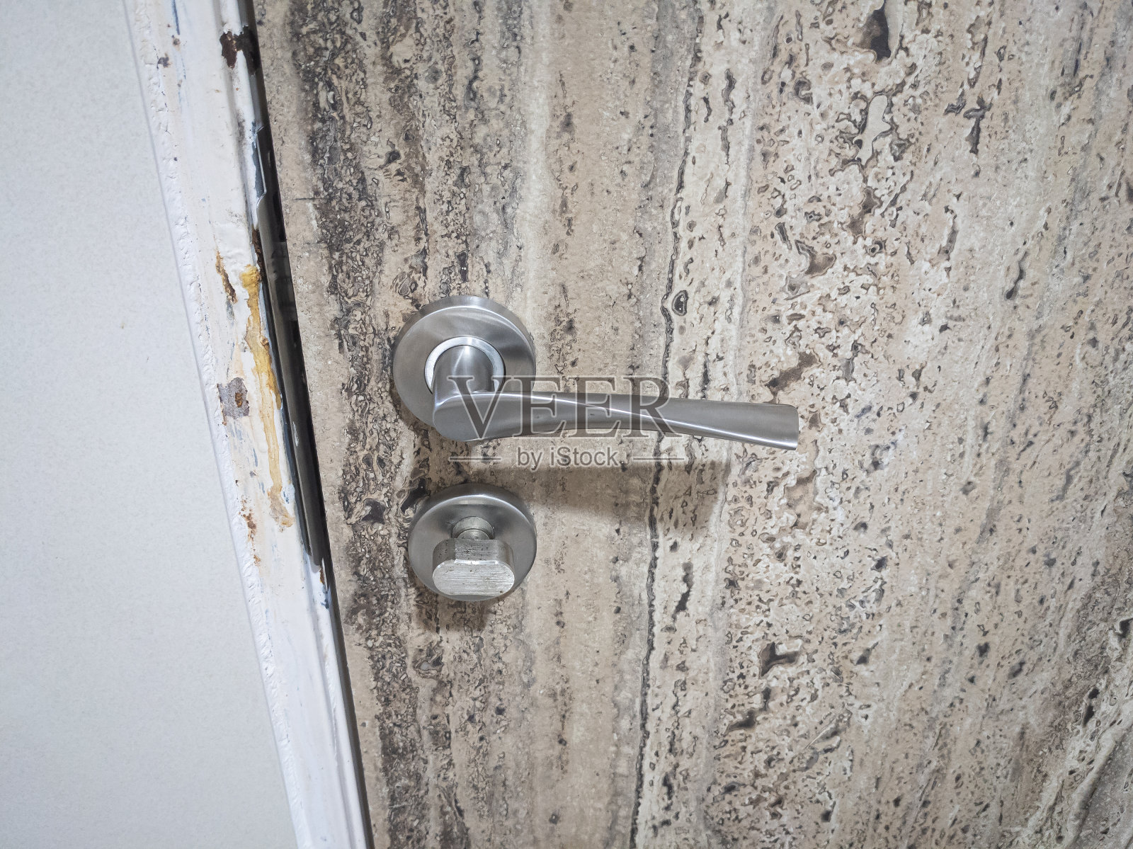 门上的现代银色门把手。照片摄影图片