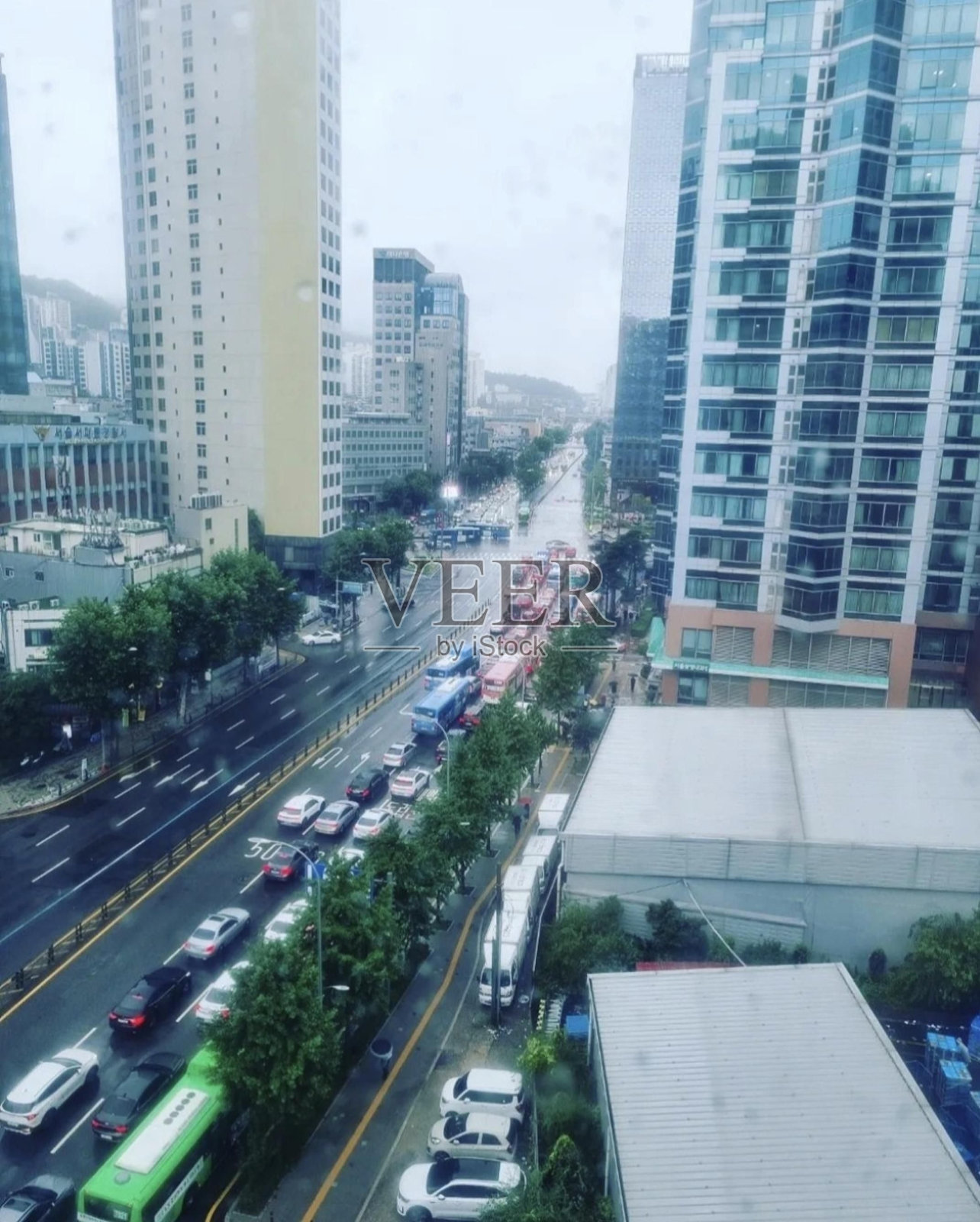 一条交通繁忙的高速公路,周围环绕着高楼大厦照片摄影图片