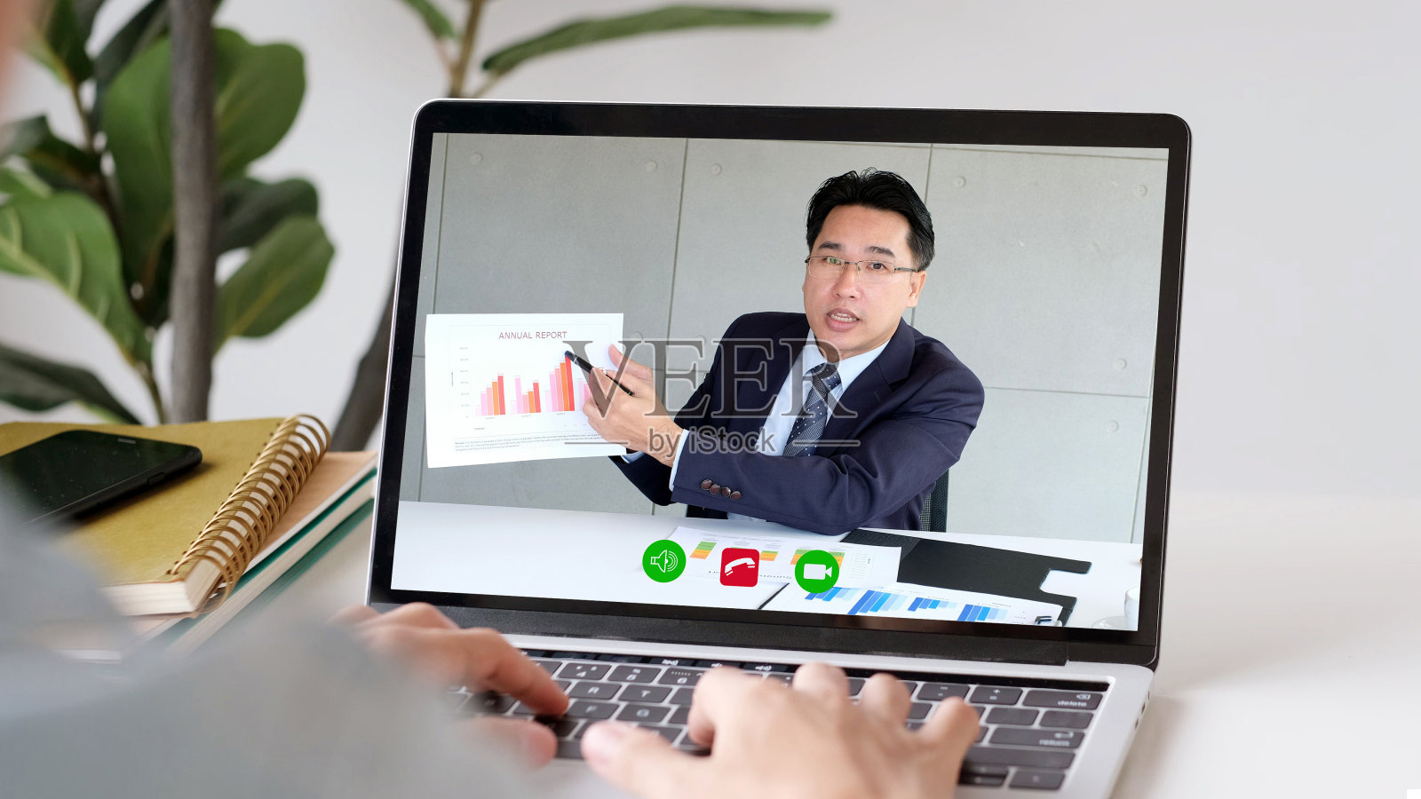 视频会议,在家工作,亚洲人通过虚拟网络与业务团队进行视频通话,在家里用笔记本电脑与亚洲同事进行会议联系,同事在网络上交谈,在线咨询业务照片摄影图片