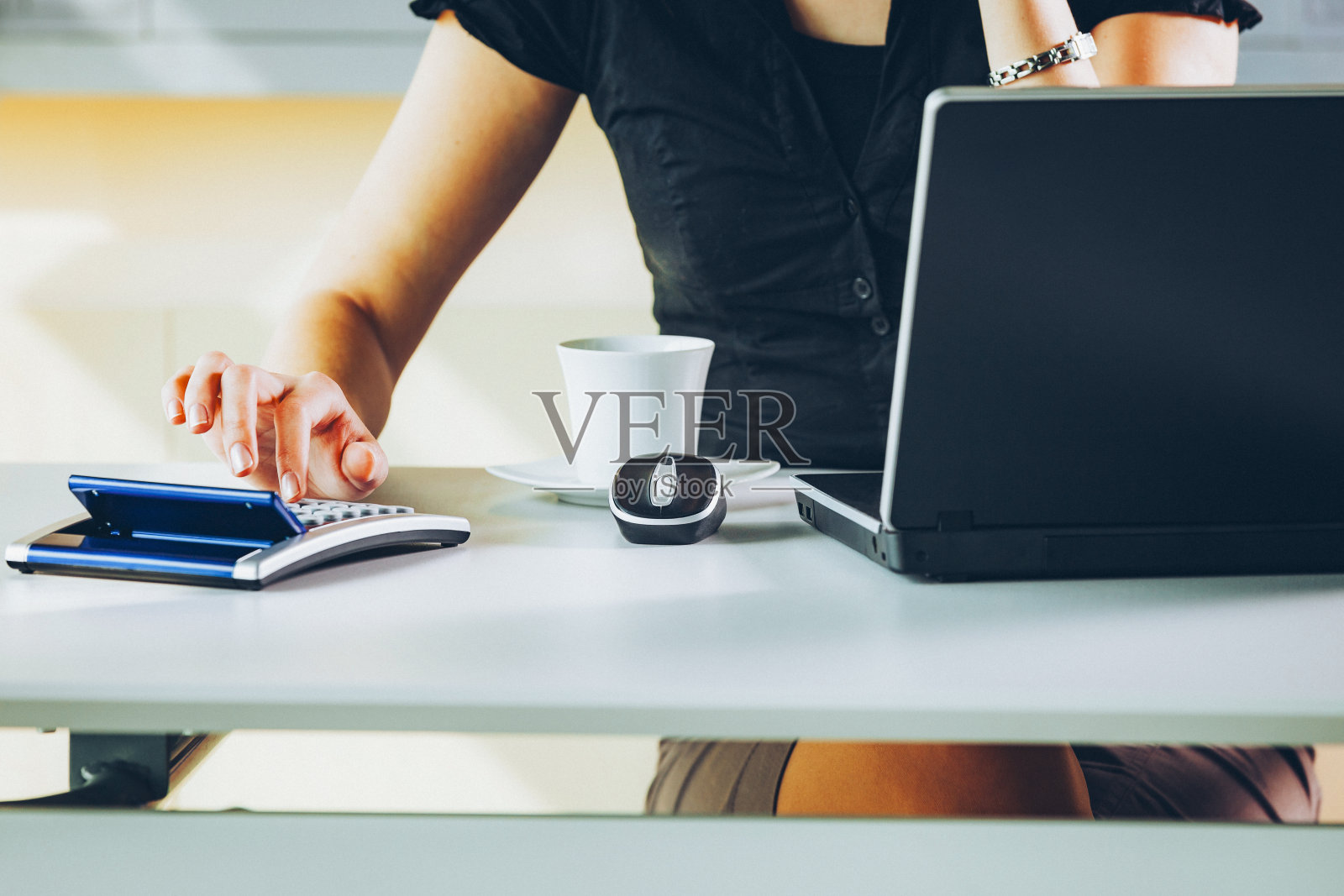 工作中使用计算器照片摄影图片