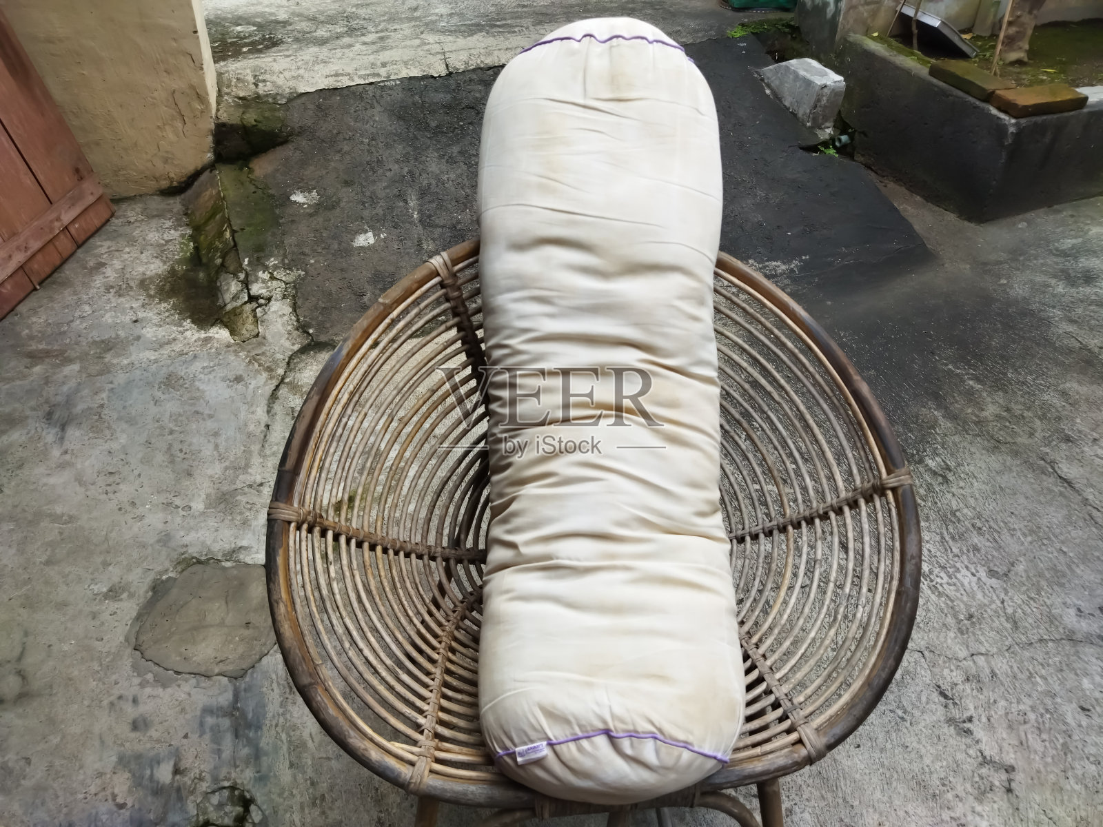 在阳光充足的时候,把抱枕晾在屋外,以免发霉照片摄影图片