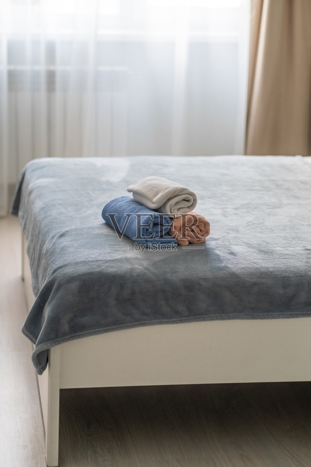 特写:三个新鲜干净的折叠卷毛巾照片摄影图片