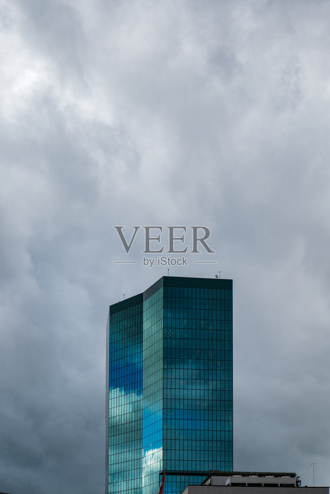 2023年10月27日-瑞士苏黎世市。大厦大厦的高层办公大楼映衬着多云的天空,没有人照片摄影图片