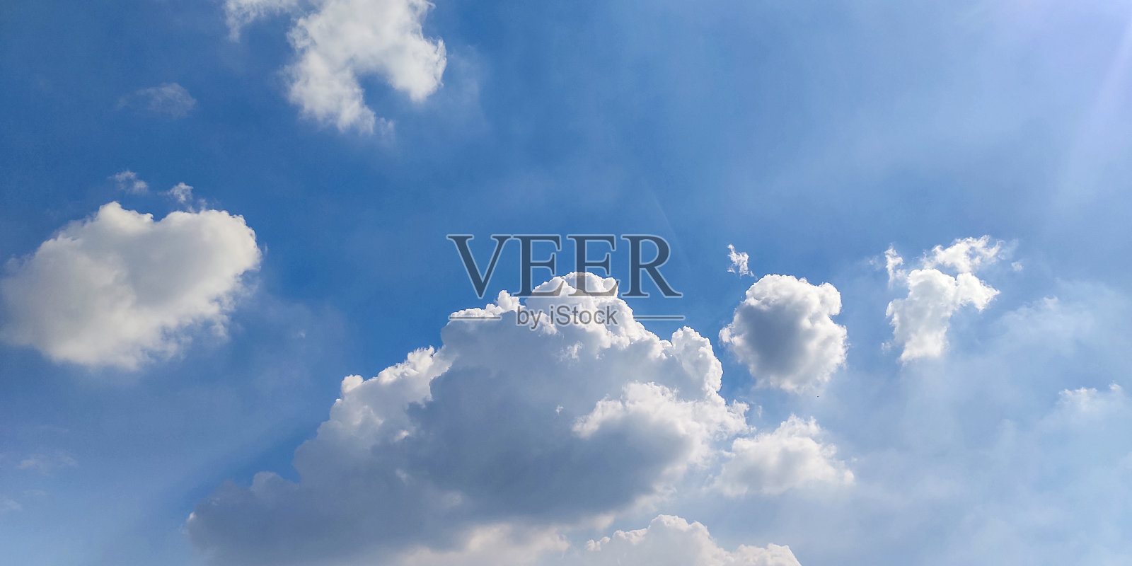 蔚蓝的天空和白云晴朗的夏日景色,天空中有大片的白云,一片蓝天和一些白云照片摄影图片