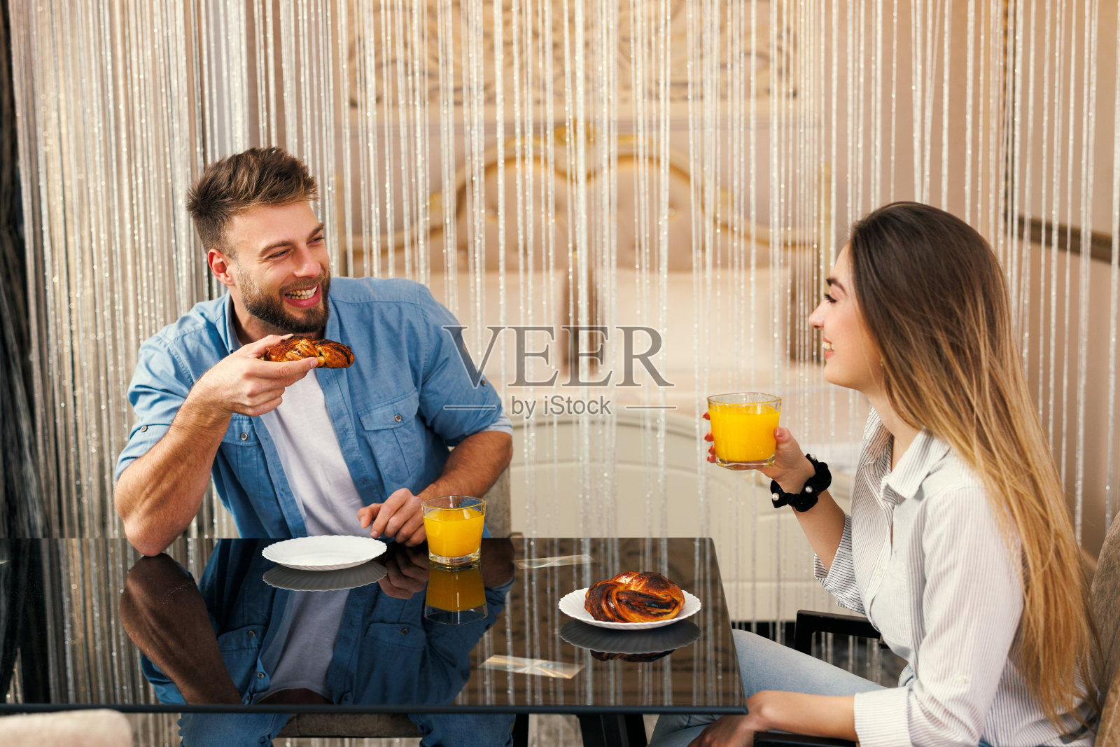 年轻幸福的夫妇在家里吃早餐照片摄影图片