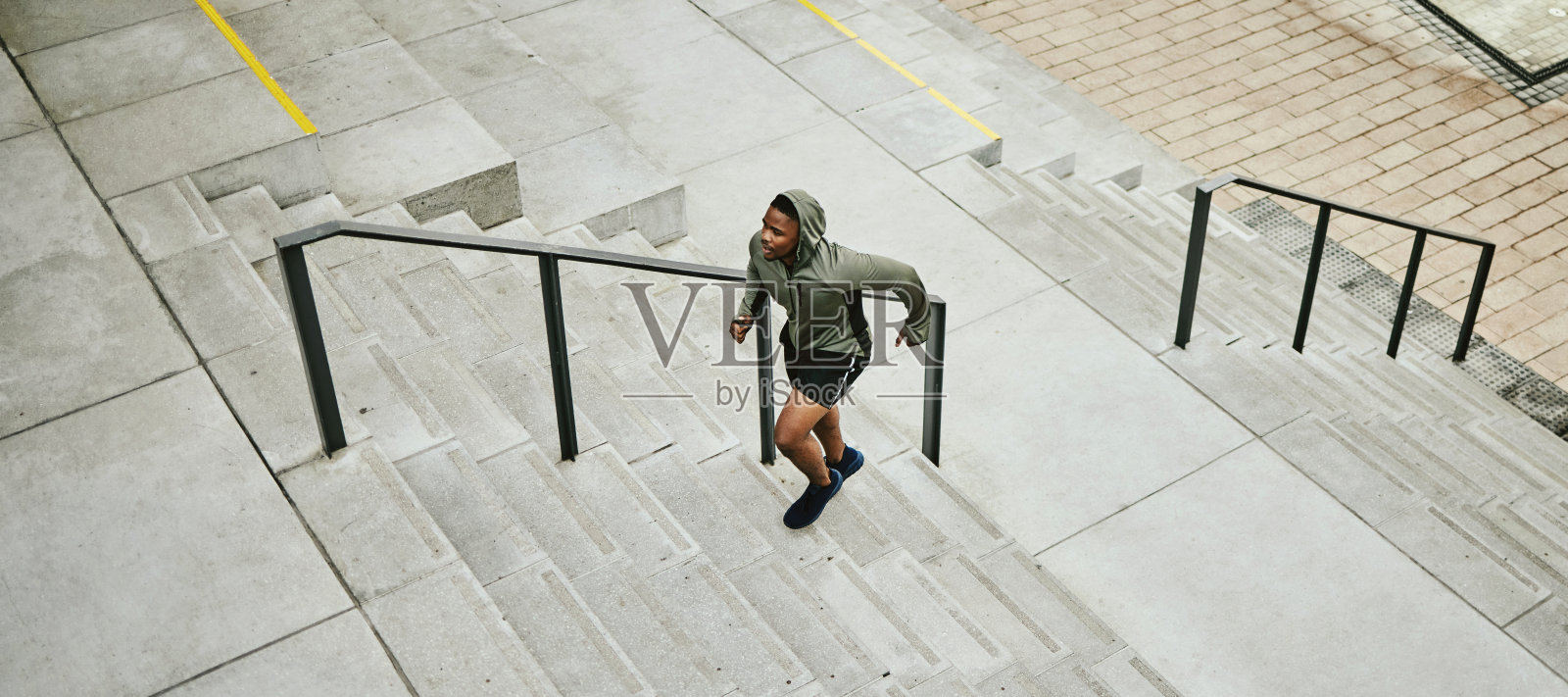 健身,城市和黑人在室外楼梯上跑步,锻炼和训练健康的身体,在城市城镇俯视图。运动,有氧运动和非洲运动员在锻炼,能量和健康慢跑的步骤照片摄影图片