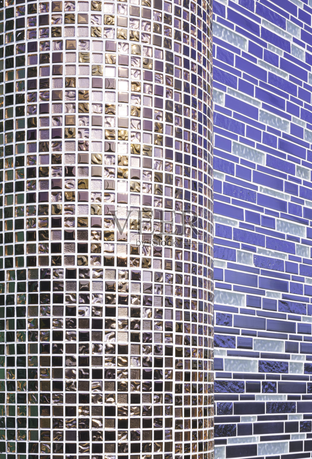 几何图案现代米色马赛克柱子和蓝色瓷砖墙装饰背景在垂直框架,表面反光照片摄影图片