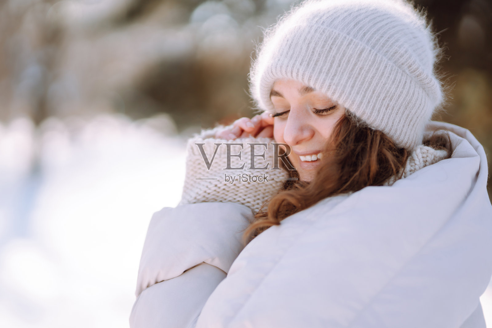 年轻女子在森林里享受着美妙的冬季气氛。照片摄影图片