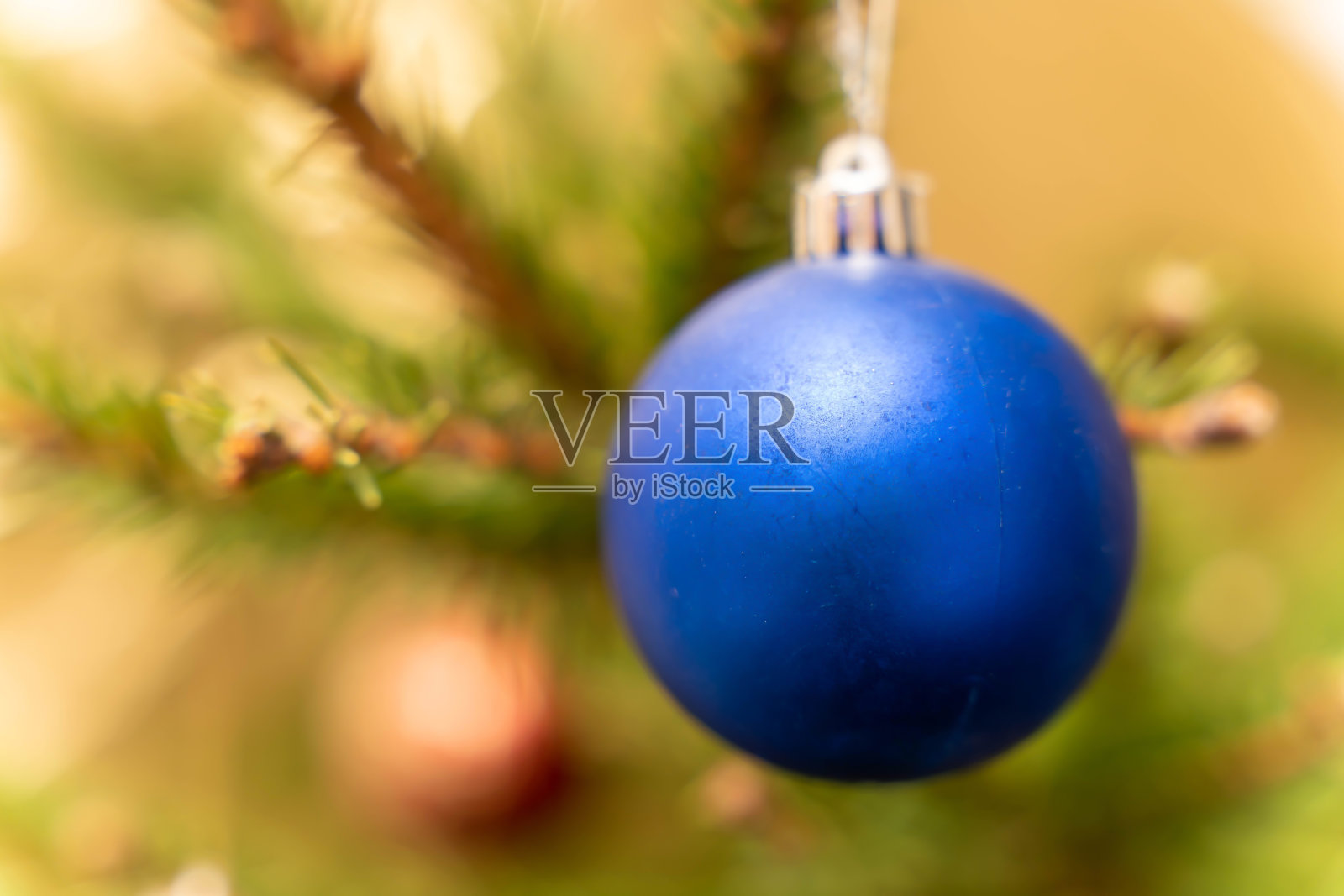 圣诞树上的玩具。照片摄影图片