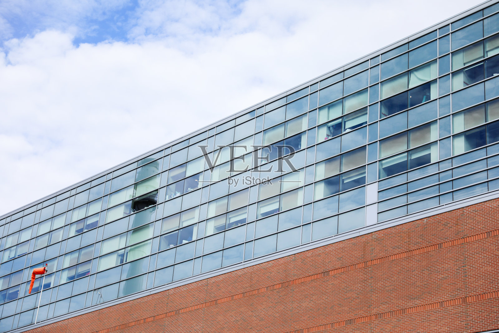 现代摩天大楼,大窗户,代表了商业和商业地产在城市景观中的高耸存在,融合了优雅和功能照片摄影图片