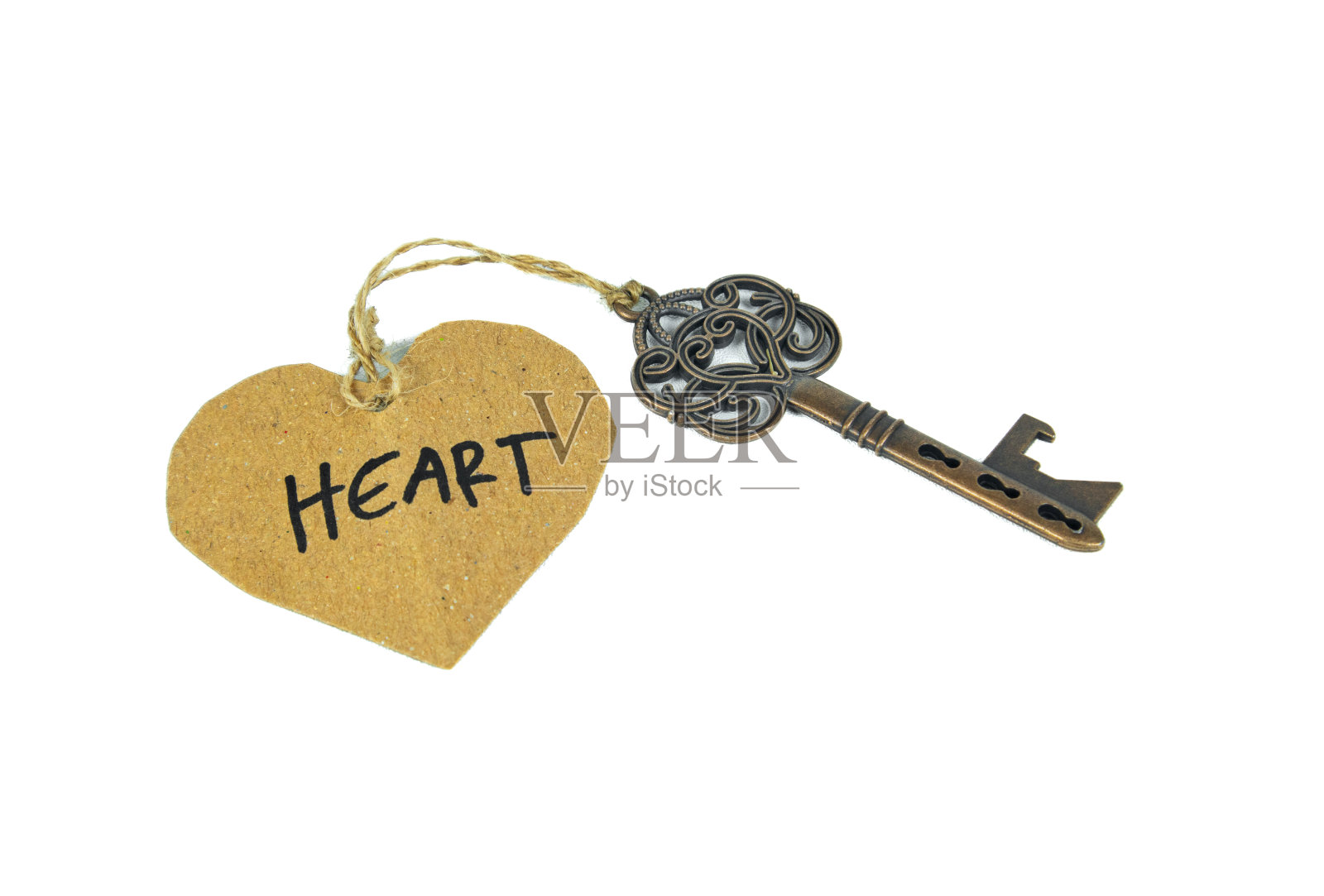 旧钥匙与心脏标签隔离在白色背景照片摄影图片