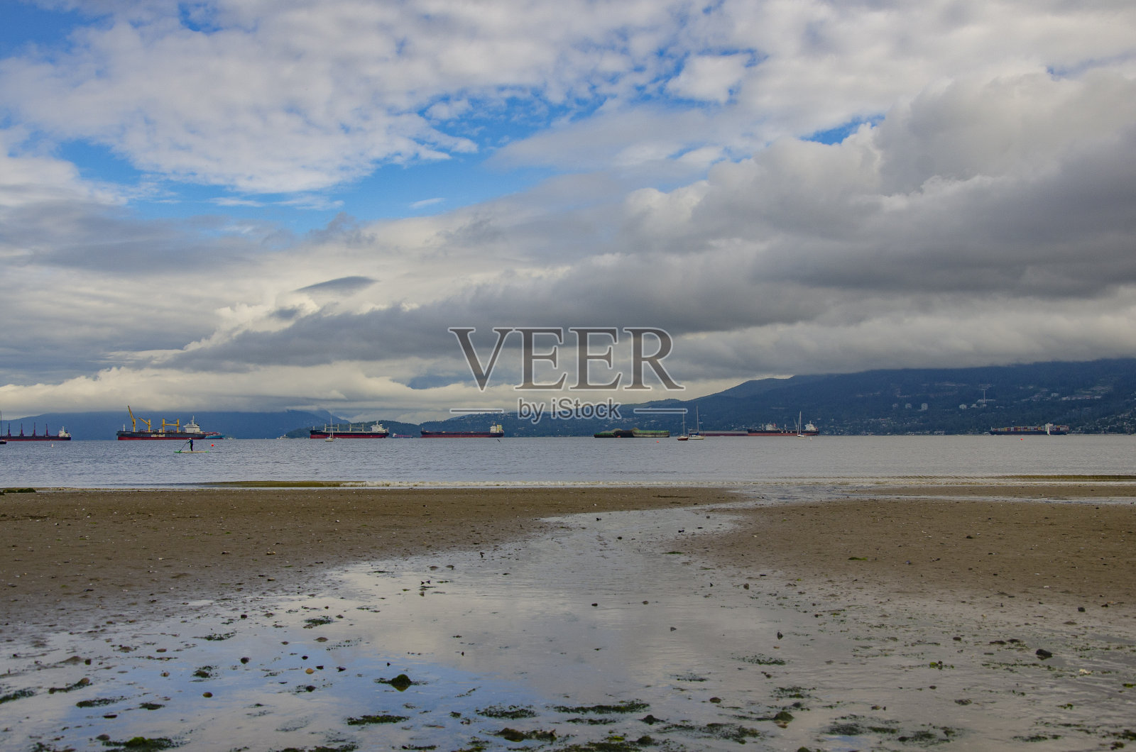 Kitsilano海滩的低潮和云反射照片摄影图片