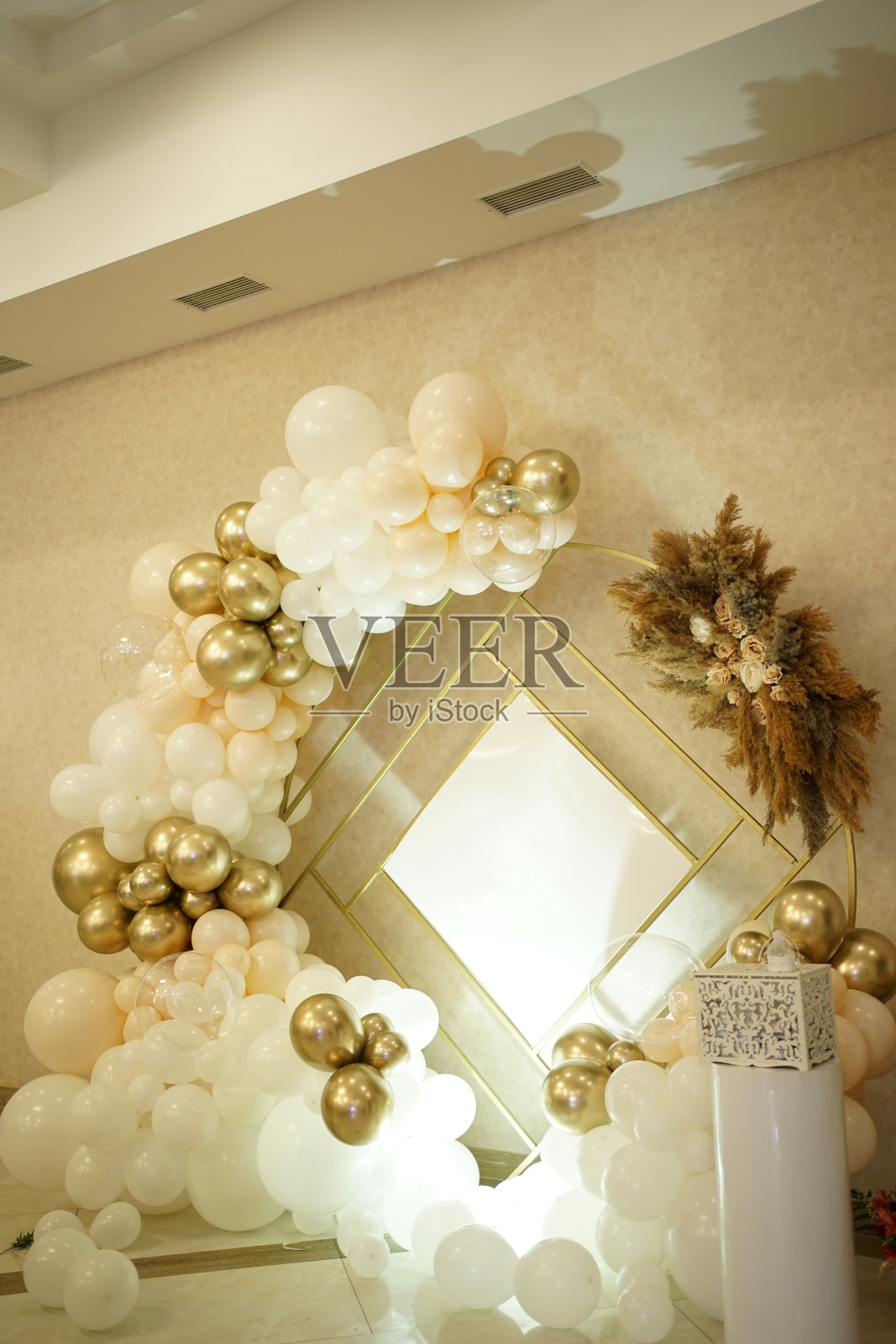 为新婚夫妇聚会而装饰的墙。婚礼庆典。照片摄影图片