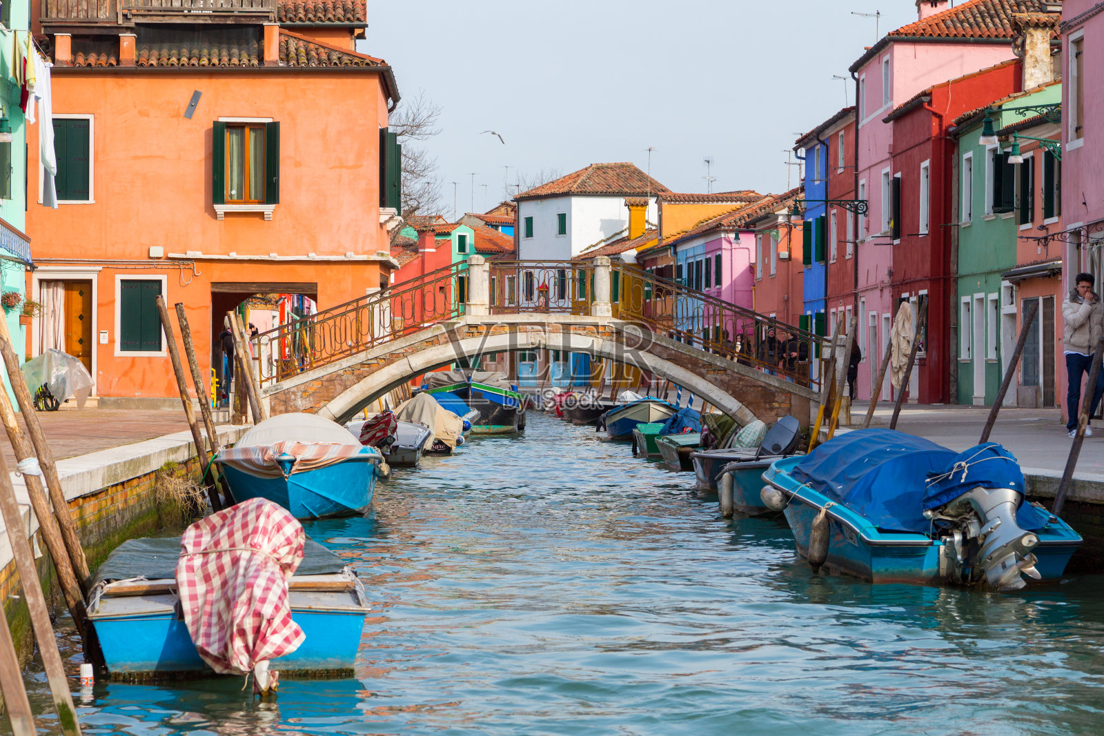 布拉诺岛五颜六色的房子。窄窄的运河堤岸上五颜六色的建筑,有渔船和石桥照片摄影图片