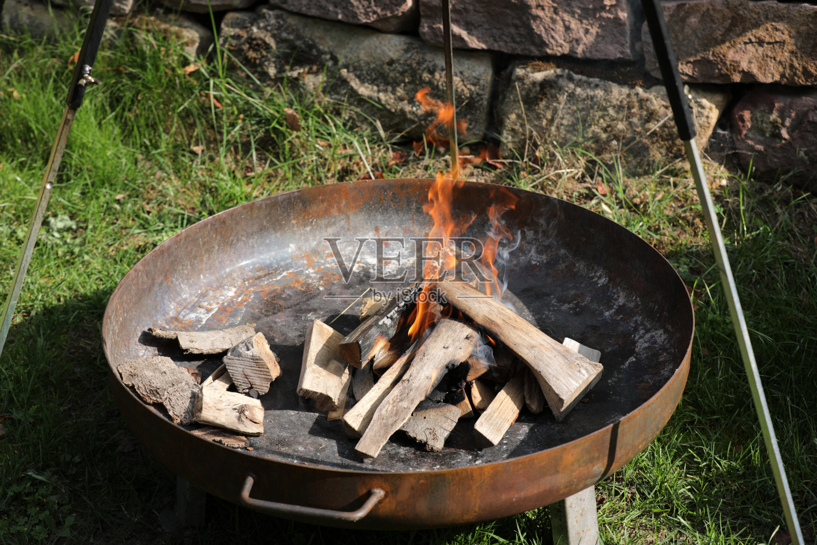 火篝火木柴火余烬照片摄影图片