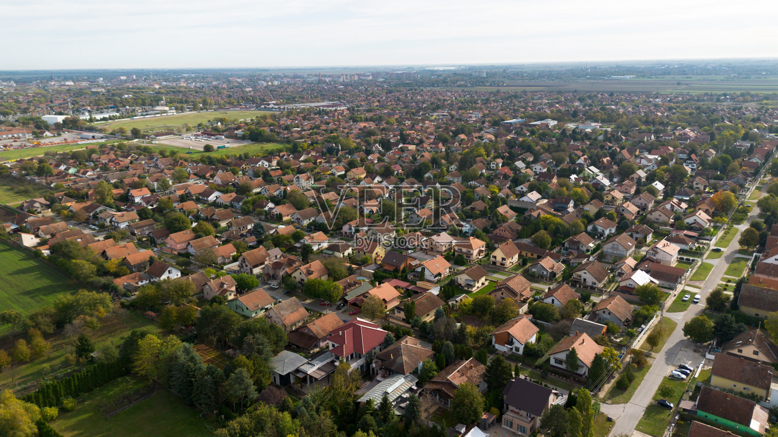 苏博蒂察天际线:塞尔维亚的宝石从上面与无人机照片摄影图片