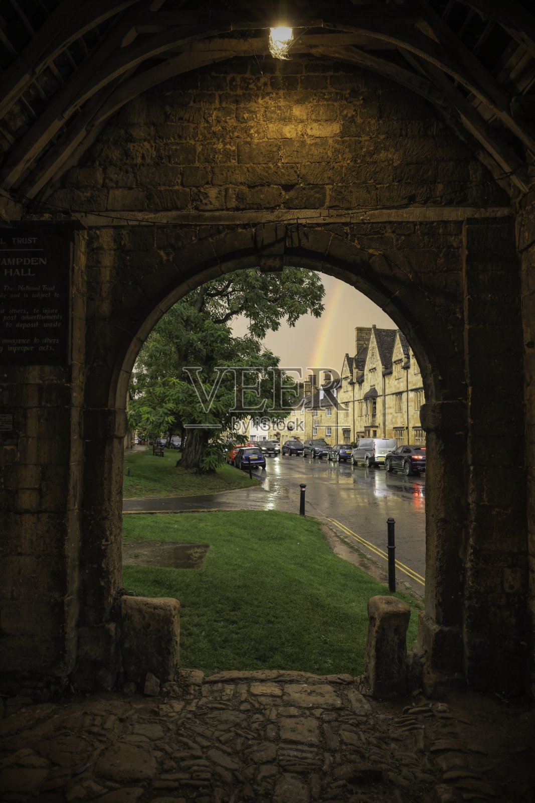 从英国格洛斯特郡奇平坎普登的旧市场大厅观看照片摄影图片