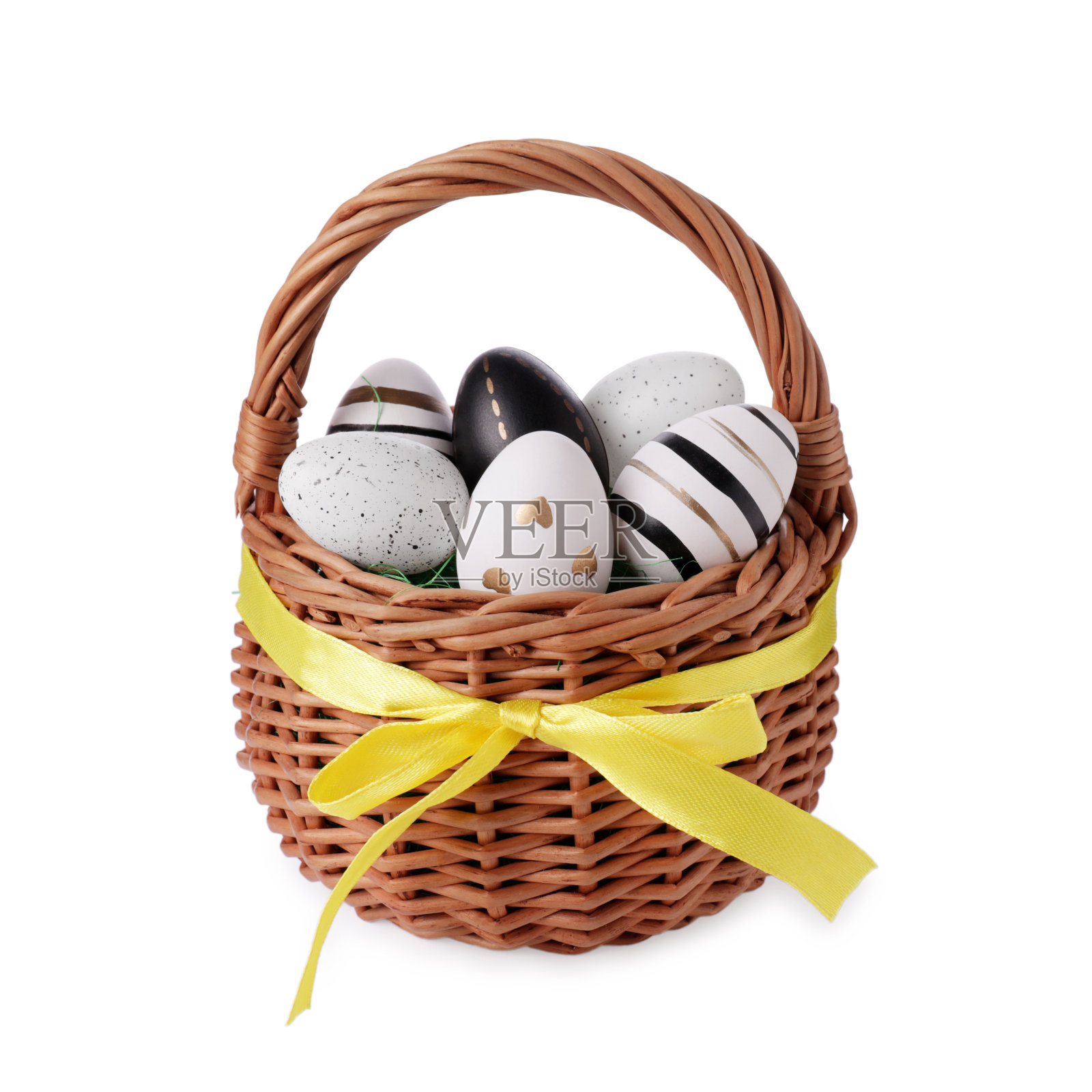 柳条篮子里有画得很漂亮的复活节彩蛋照片摄影图片
