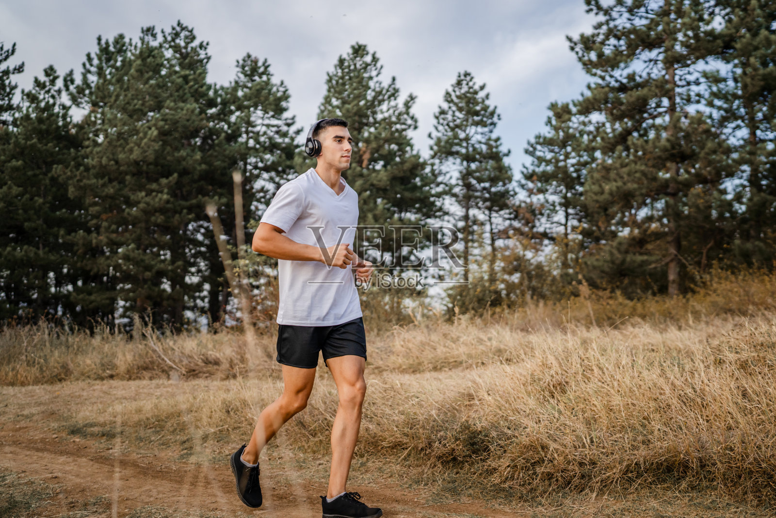 一名男运动员在大自然中奔跑照片摄影图片