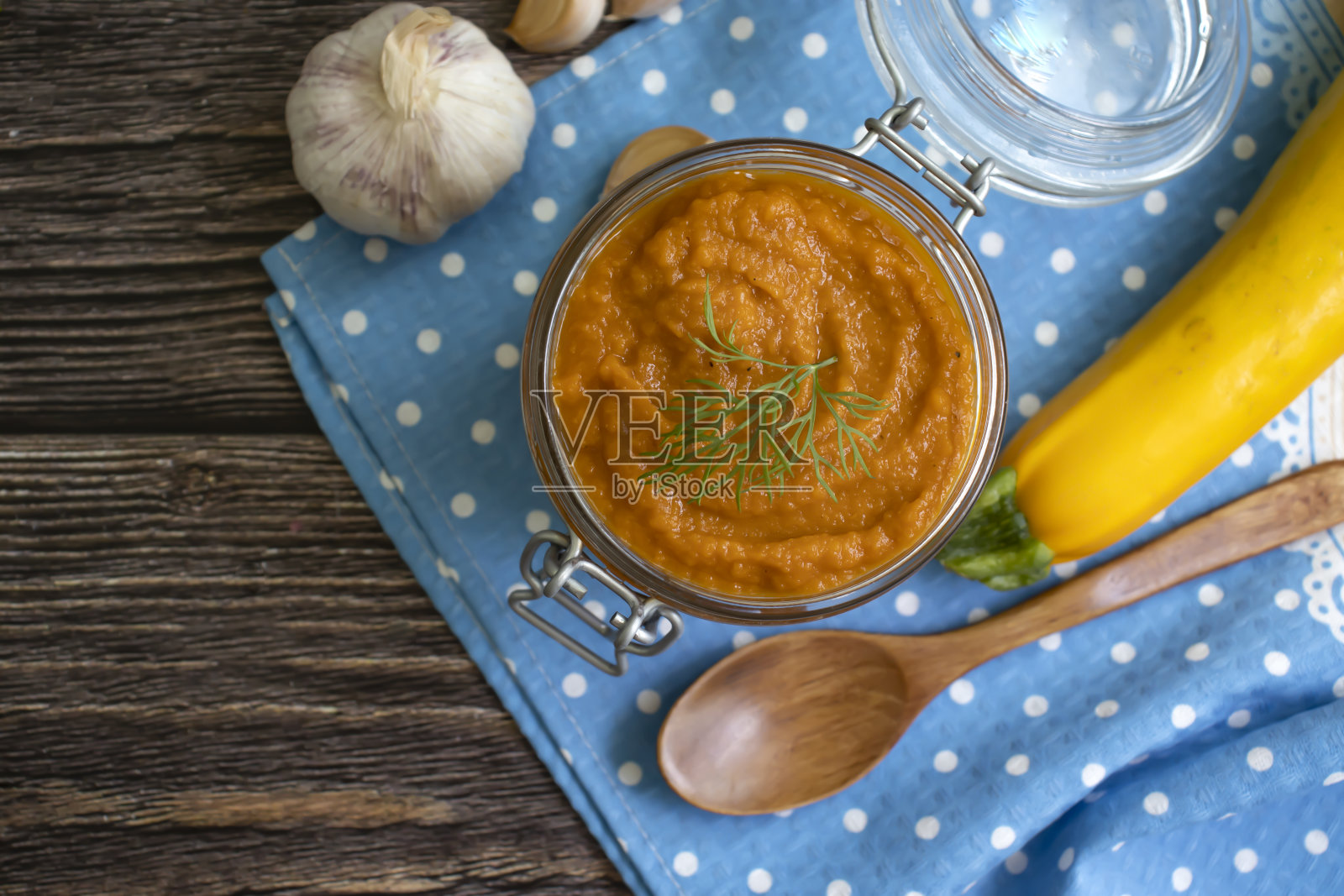 把鱼子酱放在盘子里,背景是旧的照片摄影图片