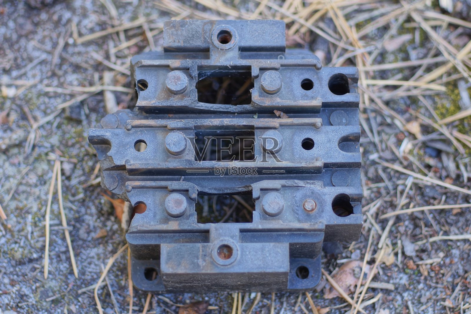 一块电表上的黑色塑料碎片照片摄影图片