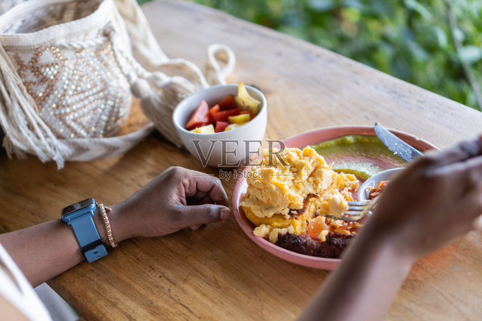 早餐有水果、鸡蛋和玉米饼照片摄影图片