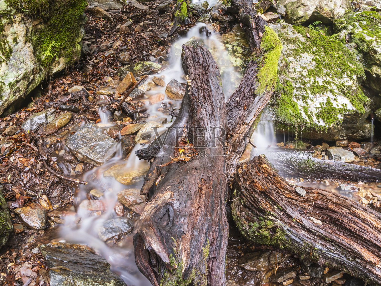 山涧中的瀑布照片摄影图片