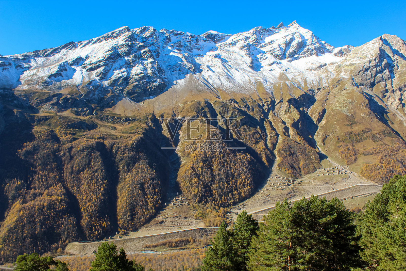 田园风光,以及山谷上方白雪覆盖的高山照片摄影图片