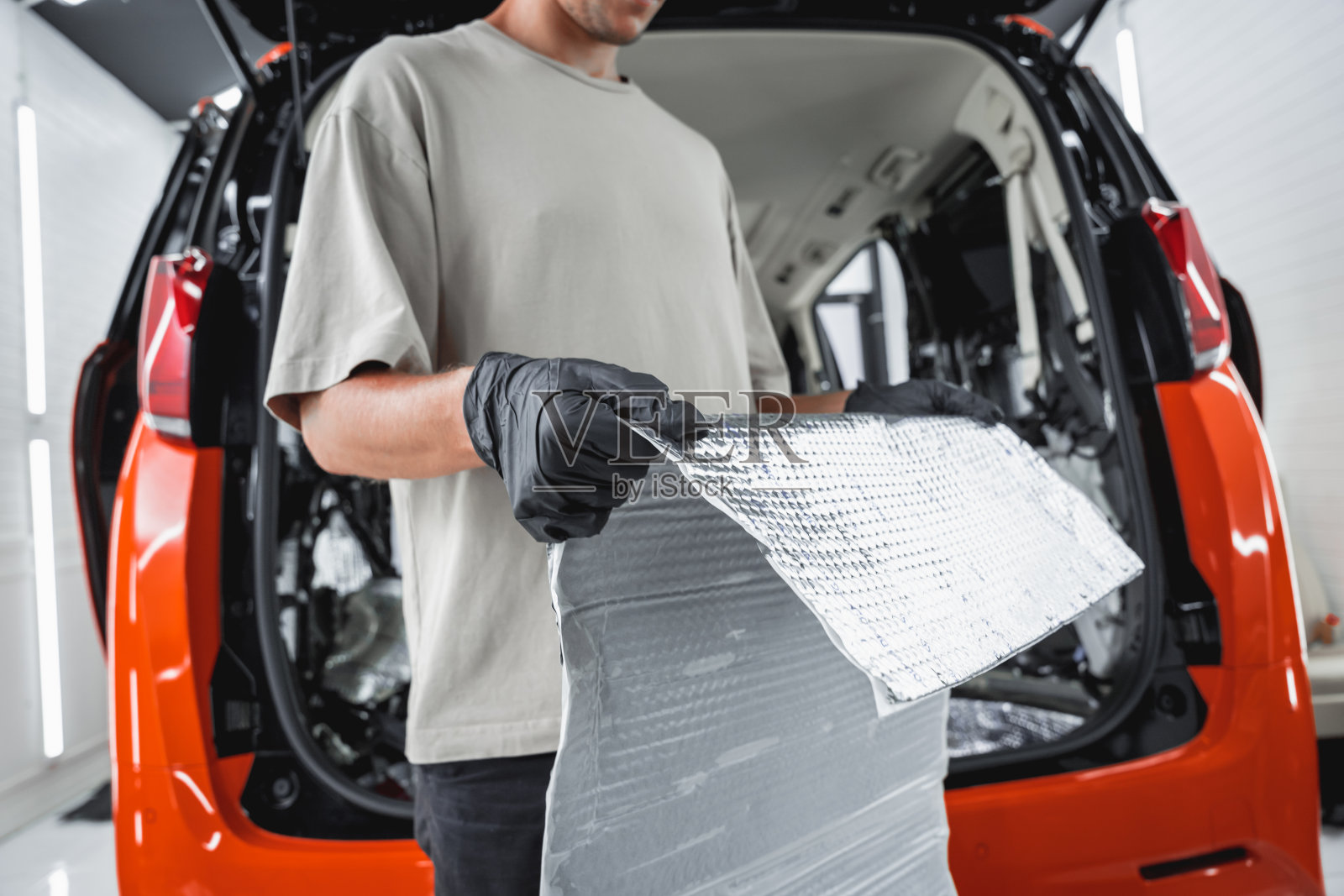 维修人员在车内安装隔音材料照片摄影图片