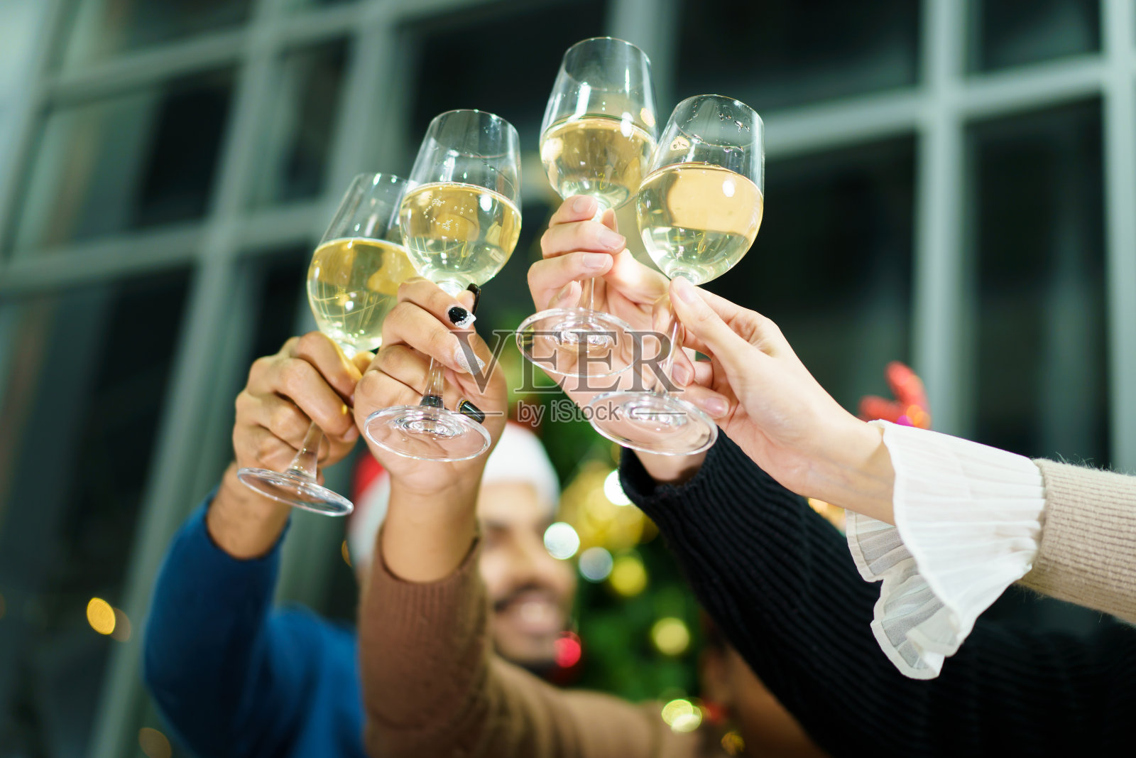 朋友们庆祝圣诞夜派对。照片摄影图片