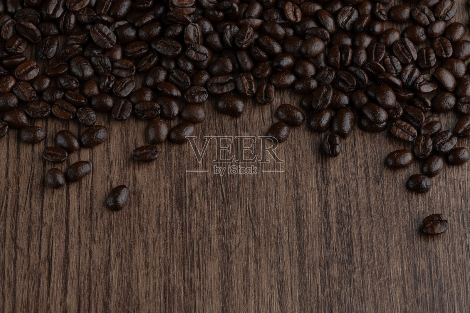 木桌上烤好的咖啡豆。照片摄影图片